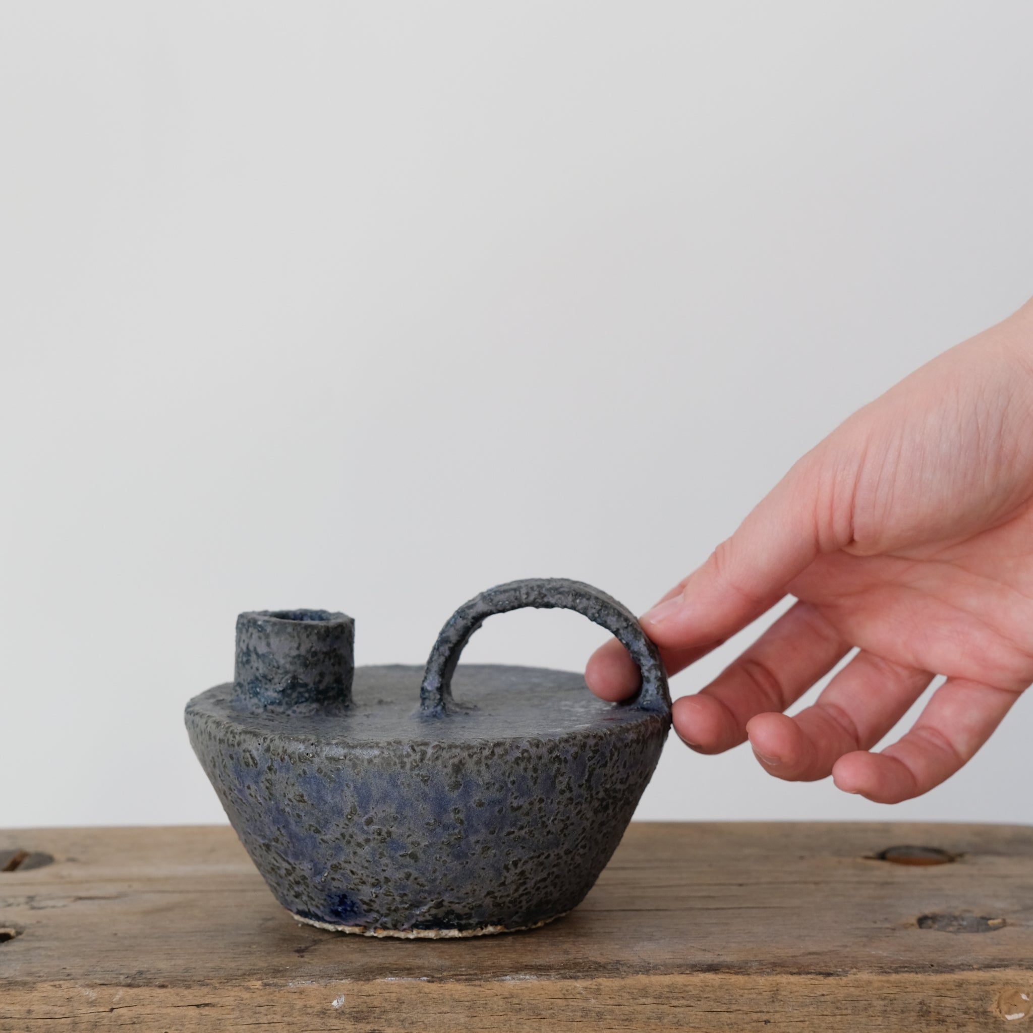 Bouteille bleue foncé 010 de Catherine Dix Ceramics chez Brutal