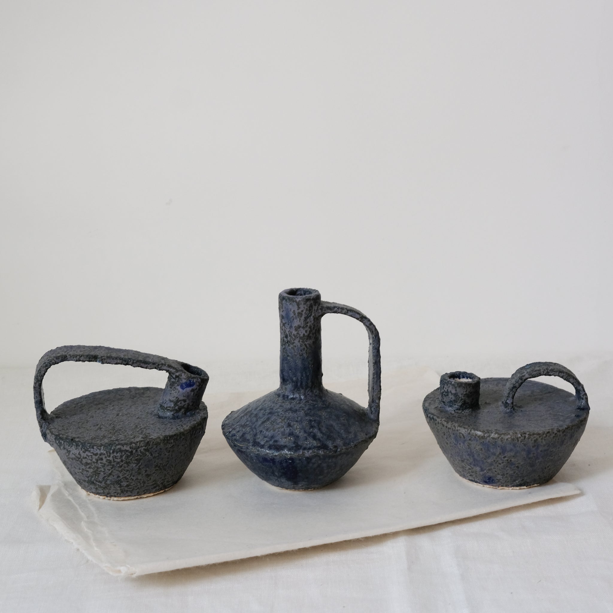 Bouteille en grès / bleu prune - 009 par Catherine Dix chez Brutal Ceramics