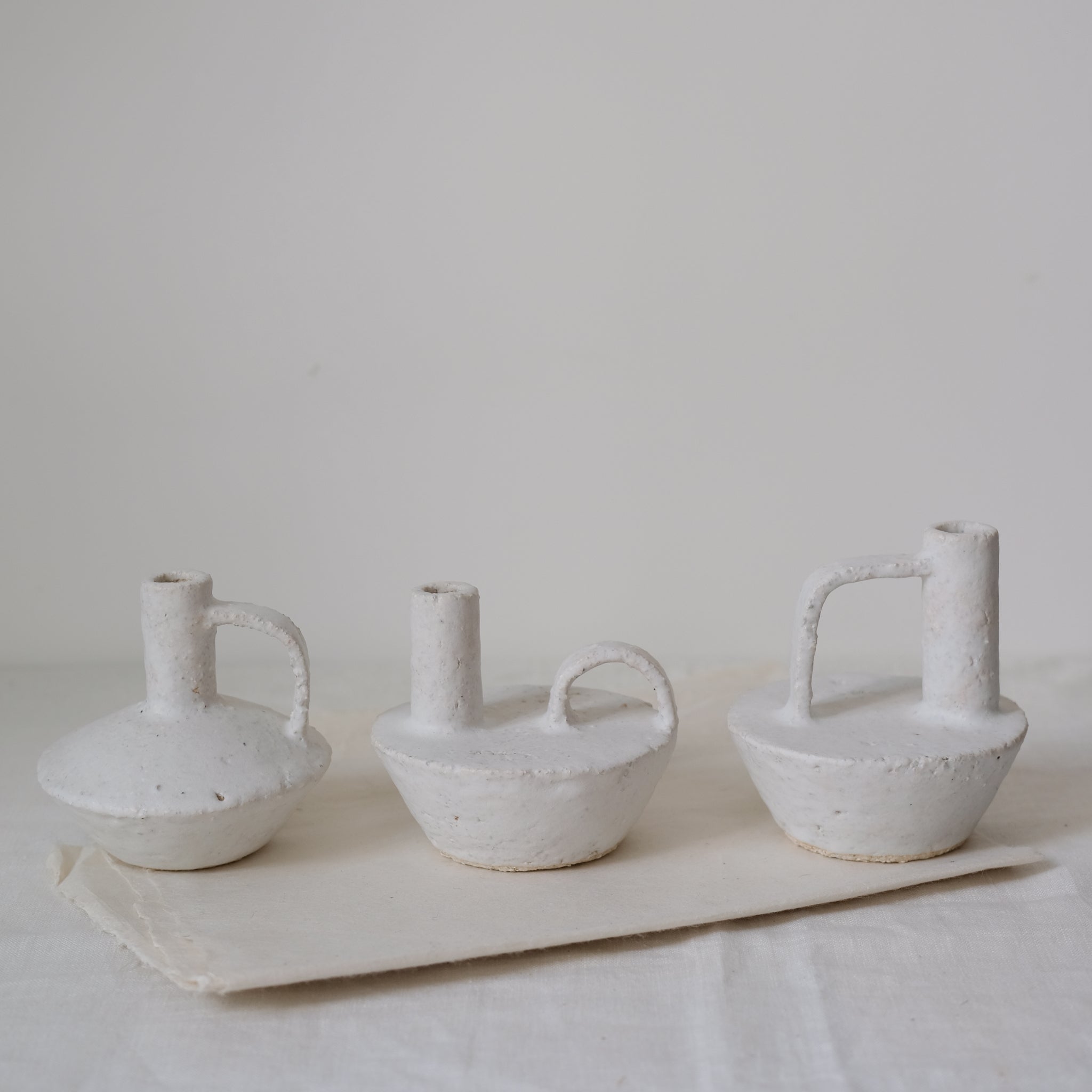 Bouteille en grès blanc - 005 par Catherine Dix chez Brutal Ceramics