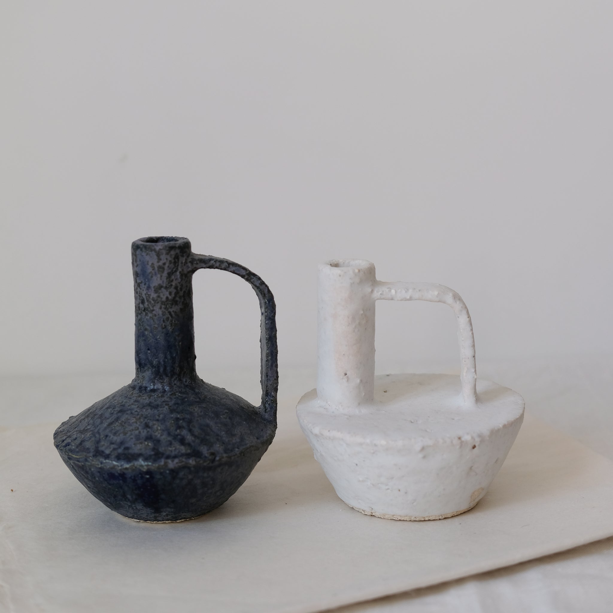 Bouteille en grès blanc - 005 par Catherine Dix chez Brutal Ceramics