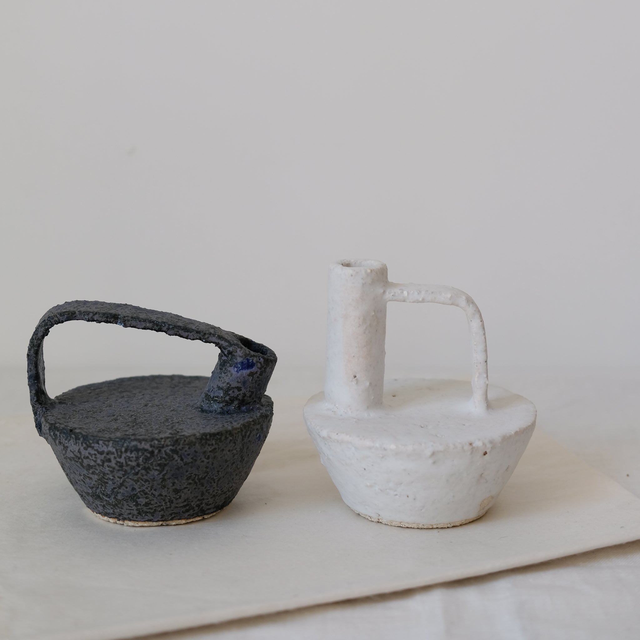 Bouteille en grès / bleu foncé - 008 par Catherine Dix chez Brutal Ceramics