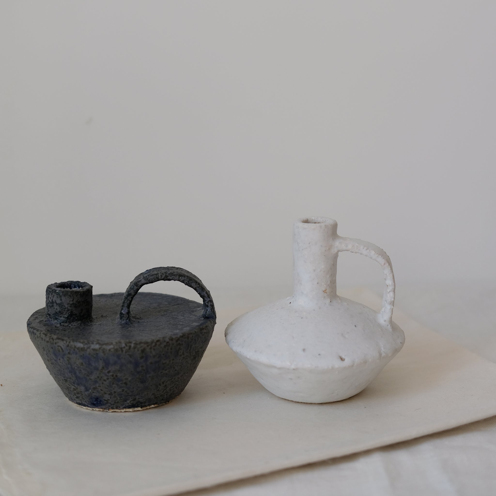 Bouteille bleue foncé 010 de Catherine Dix Ceramics chez Brutal