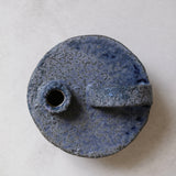 Bouteille bleue foncé 010 de Catherine Dix Ceramics chez Brutal
