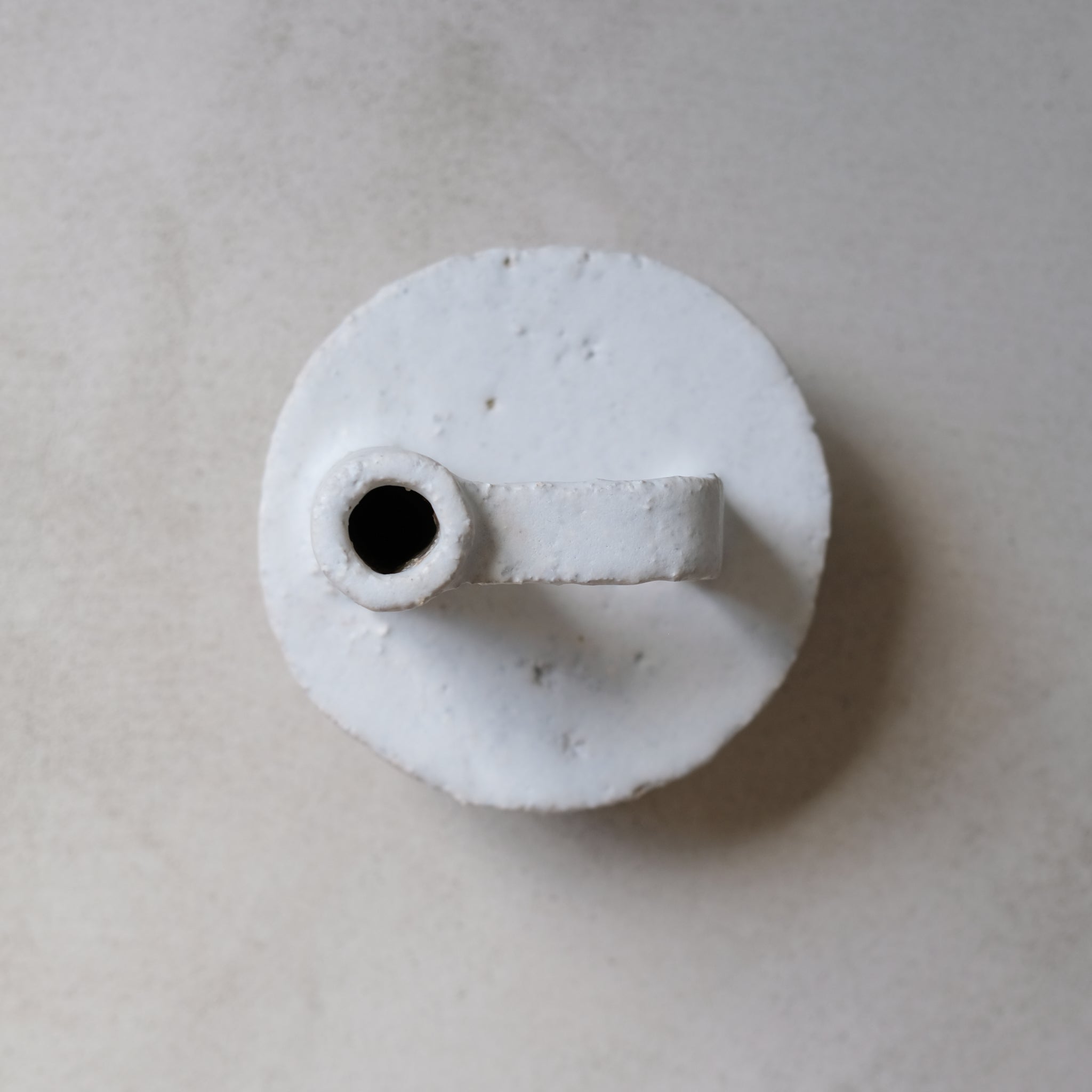 Bouteille en grès blanc - 005 par Catherine Dix chez Brutal Ceramics