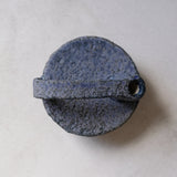 Bouteille en grès / bleu foncé - 008 par Catherine Dix chez Brutal Ceramics