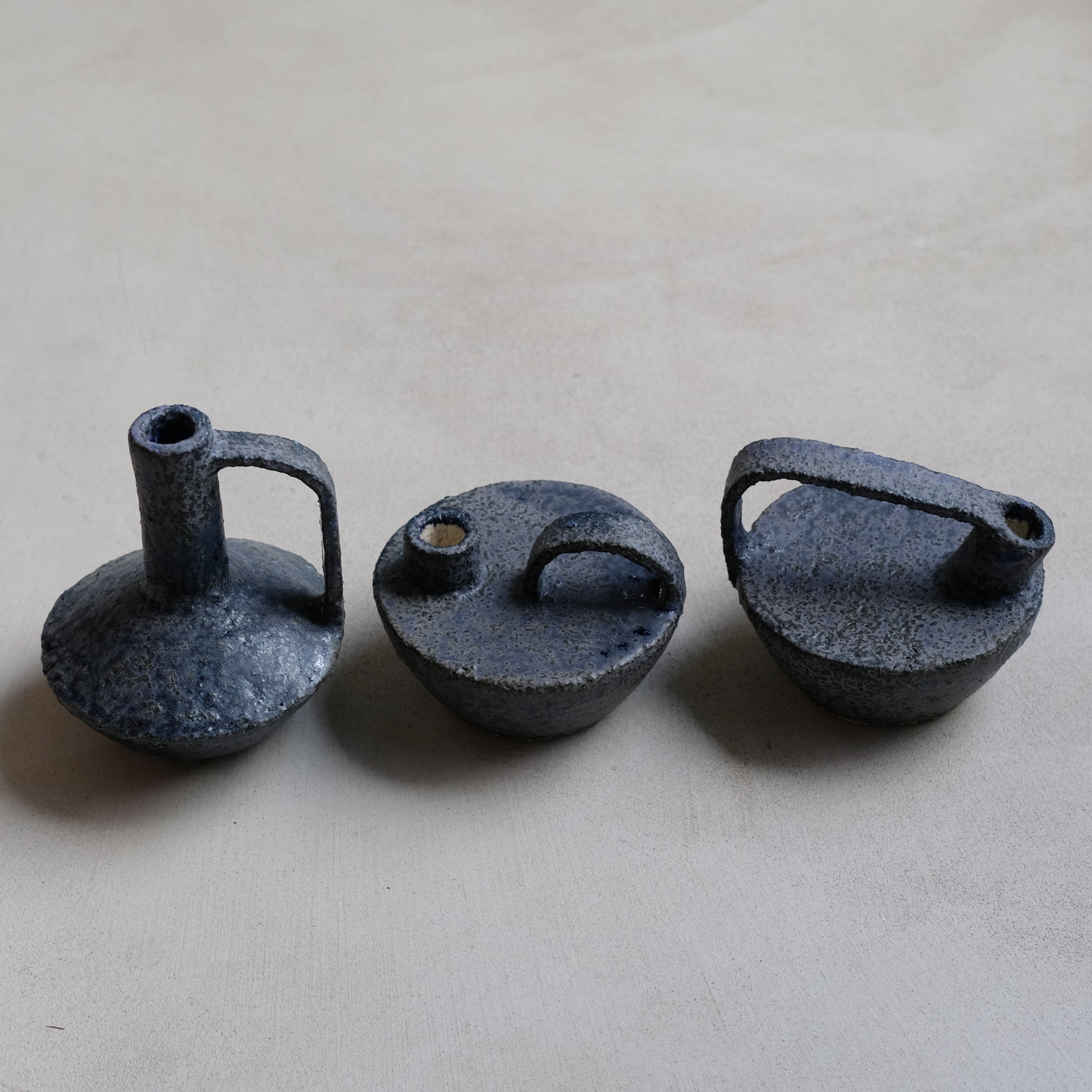 Bouteille en grès / bleu prune - 009 par Catherine Dix chez Brutal Ceramics
