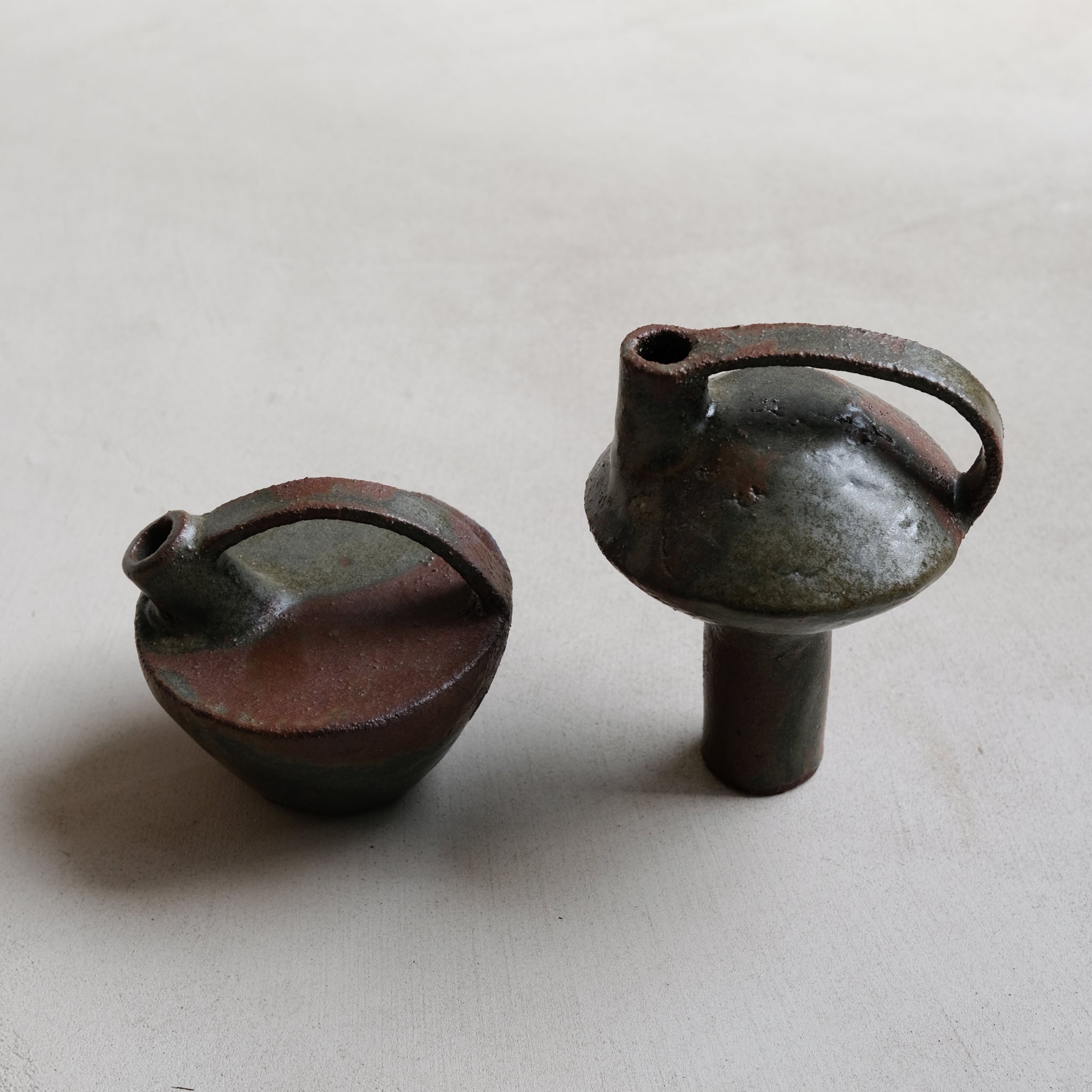 Bouteille soucoupe volante vert étang 023 de Catherine Dix Ceramics chez Brutal Ceramics