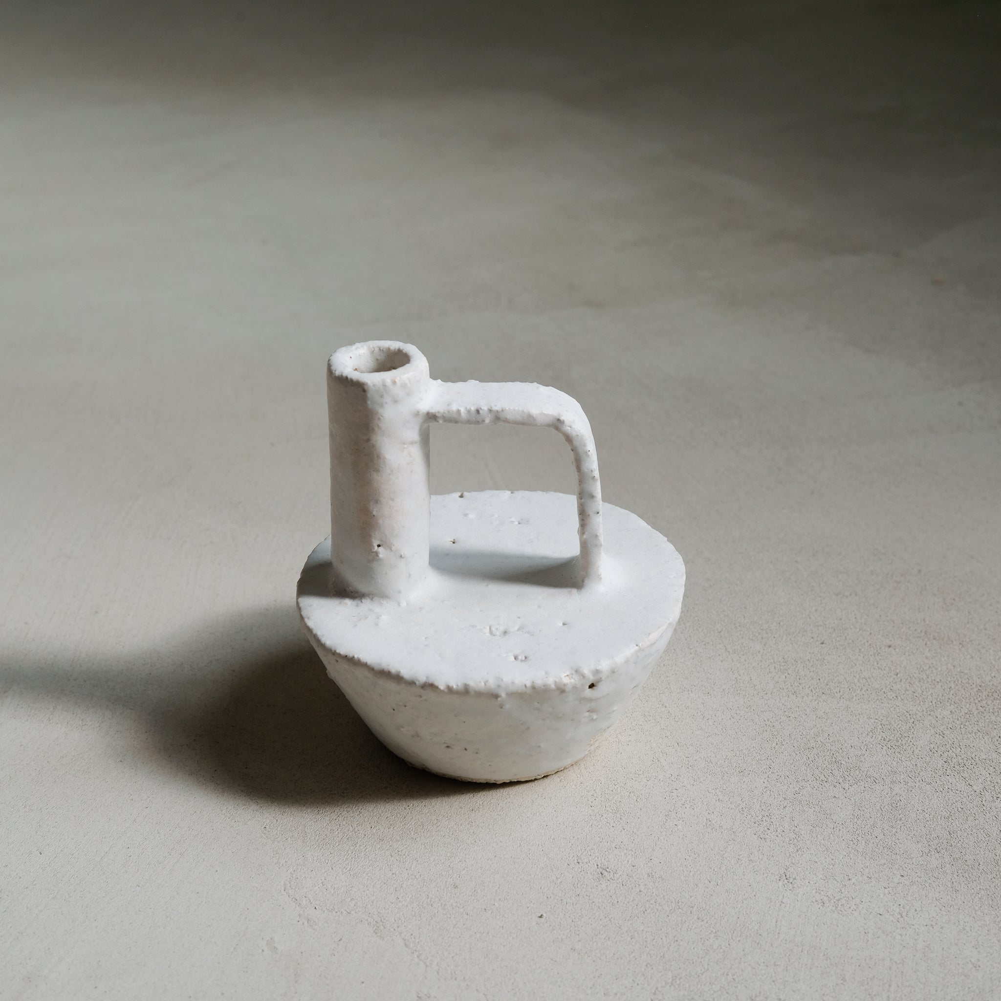 Bouteille en grès blanc - 005 par Catherine Dix chez Brutal Ceramics