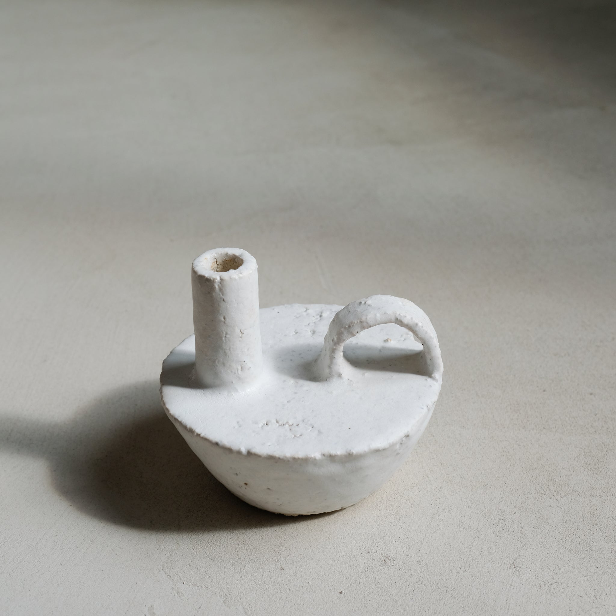 Coupe en grès mortier 003 par Catherine Dix chez Brutal Ceramics