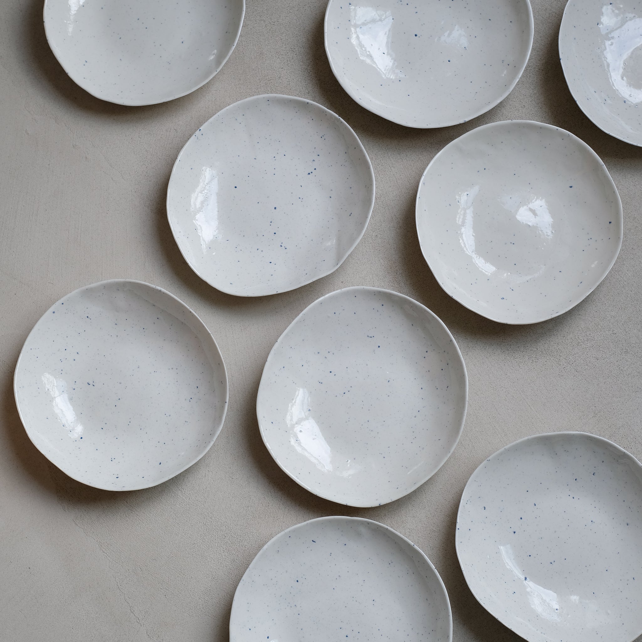 Assiette en porcelaine blanc moucheté bleu par la céramiste Elsa Haas