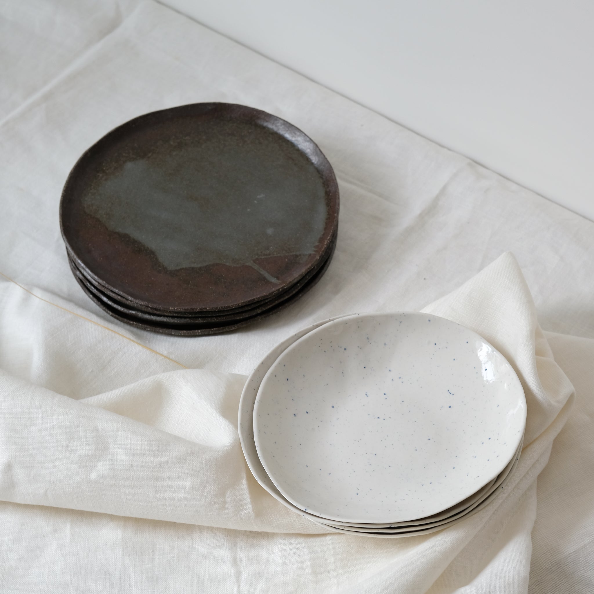 Assiette en grès noir chamotté de la céramiste Elsa Haas