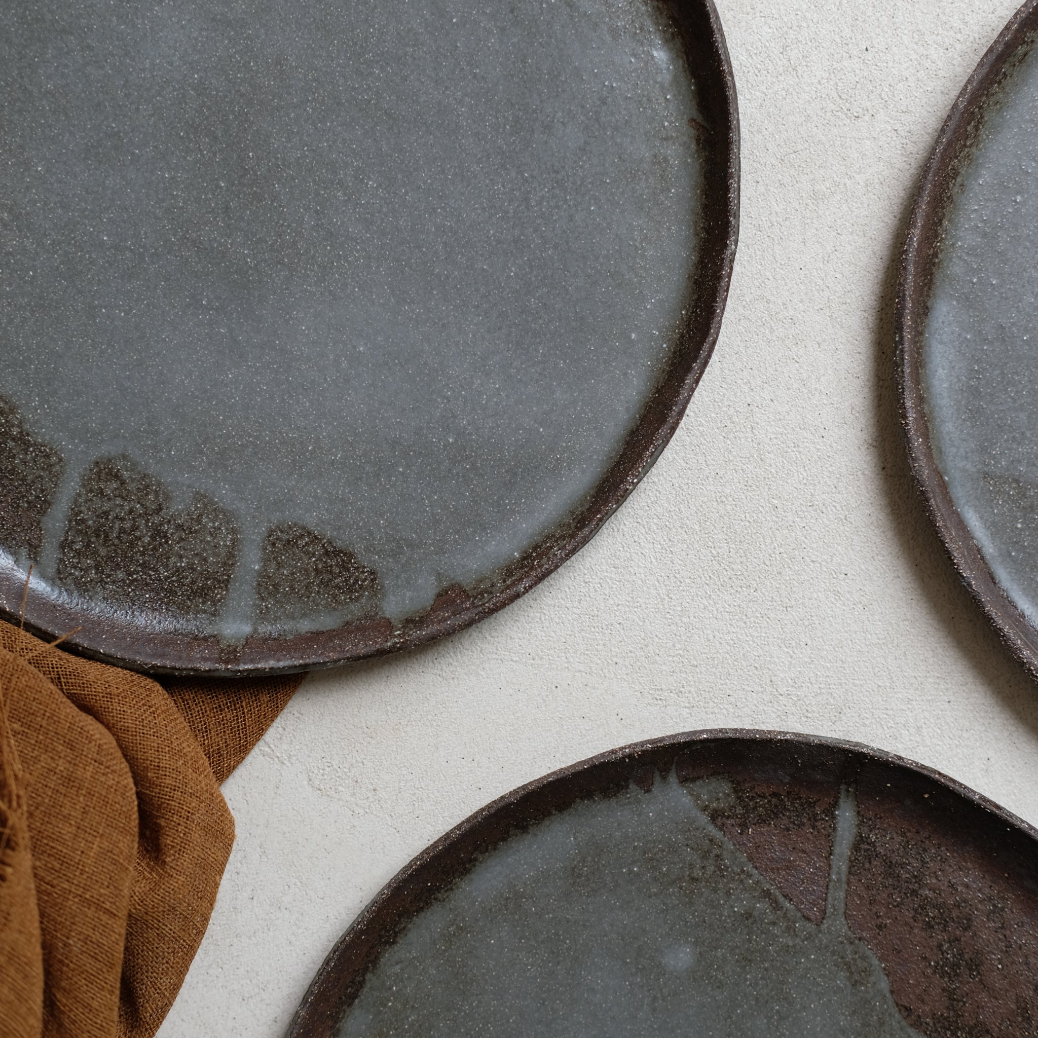 Assiette en grès noir chamotté de la céramiste Elsa Haas