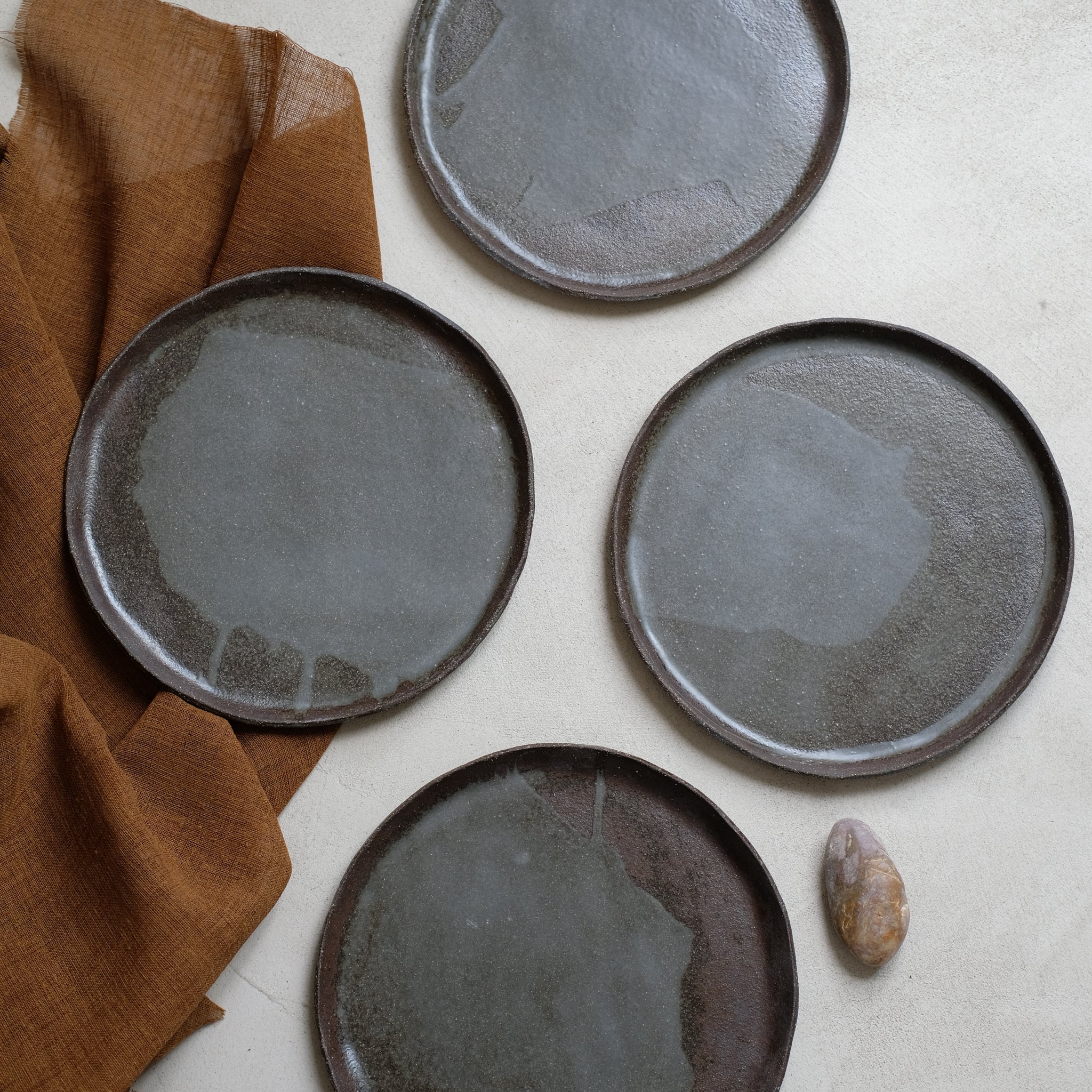 Assiette en grès noir chamotté de la céramiste Elsa Haas