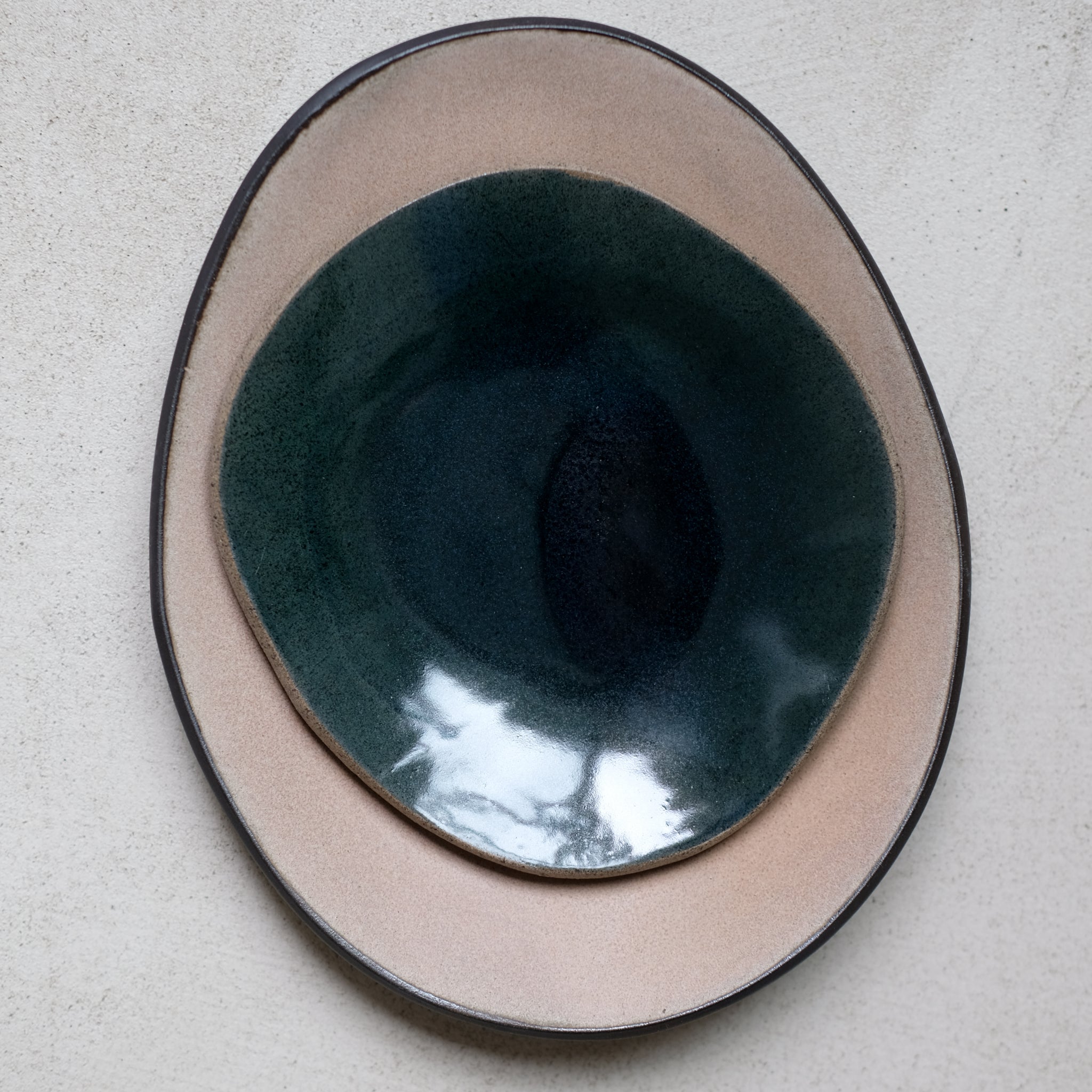 Assiette jade en grès gris L 14cm par Hana Karim chez Brutal Ceramics