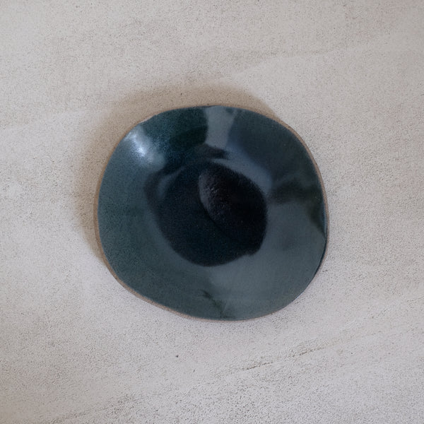Assiette jade en grès gris L 14cm par Hana Karim chez Brutal Ceramics
