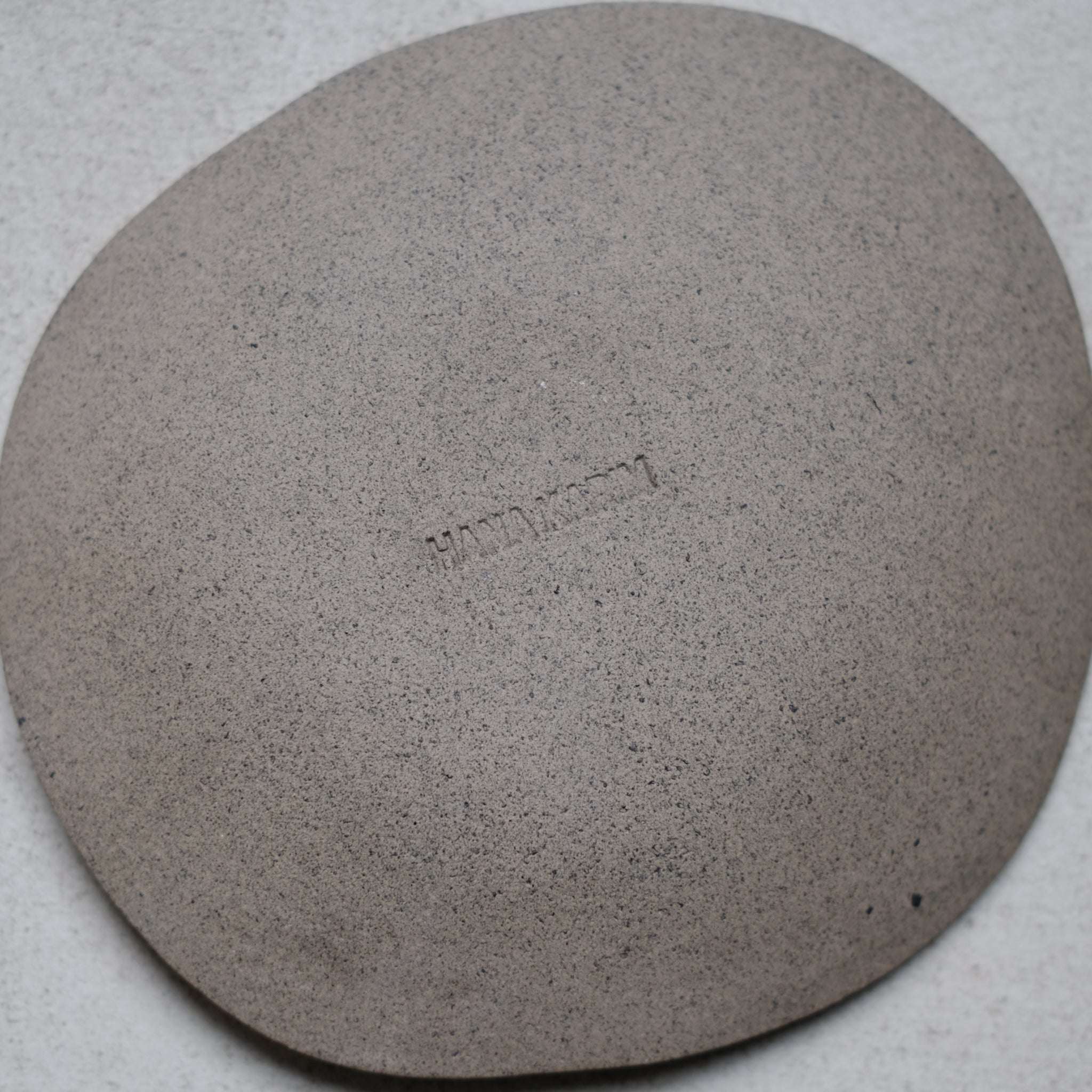 Assiette jade en grès gris L 14cm par Hana Karim chez Brutal Ceramics