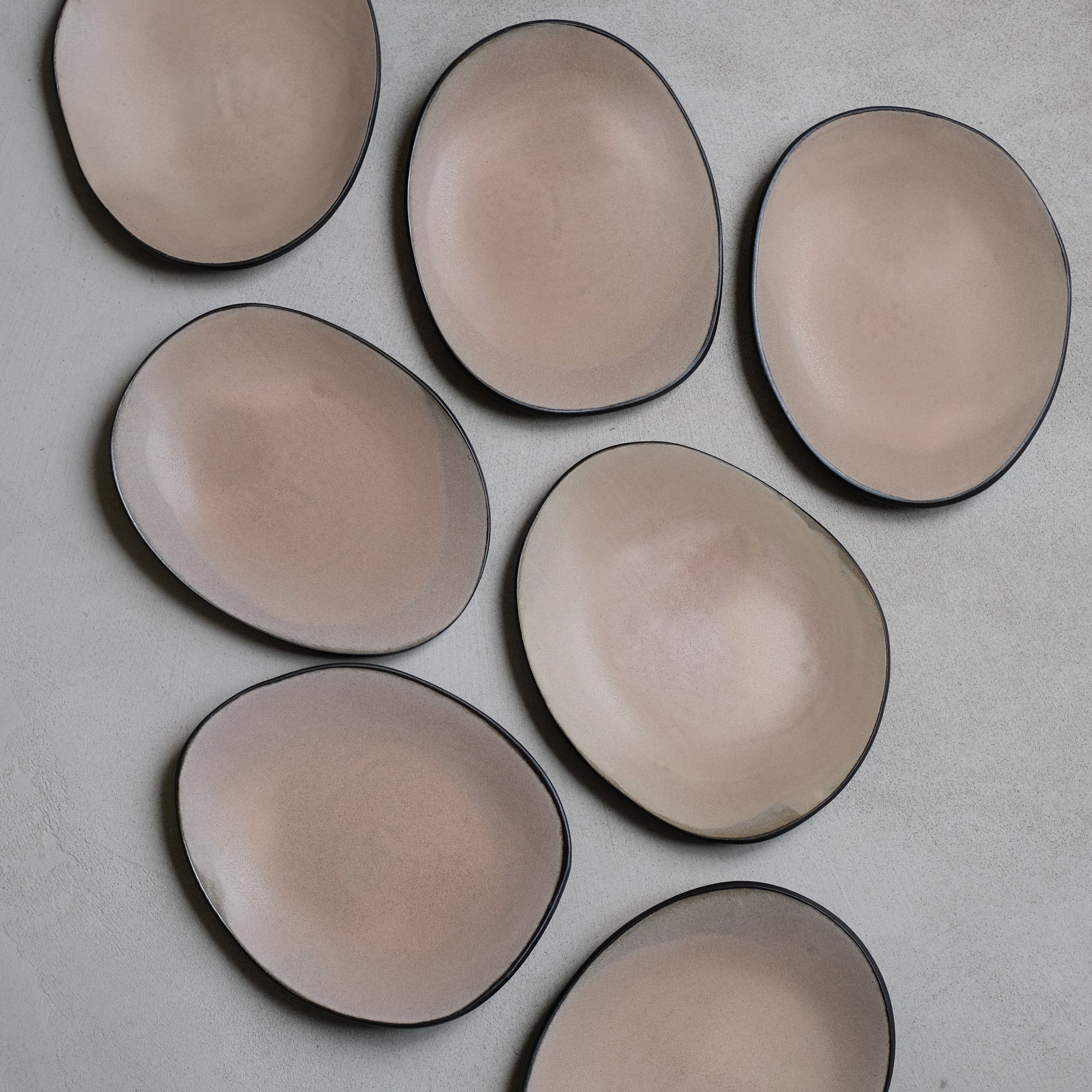 Assiette rose en grès noir L 21cm par Hana Karim chez Brutal Ceramics