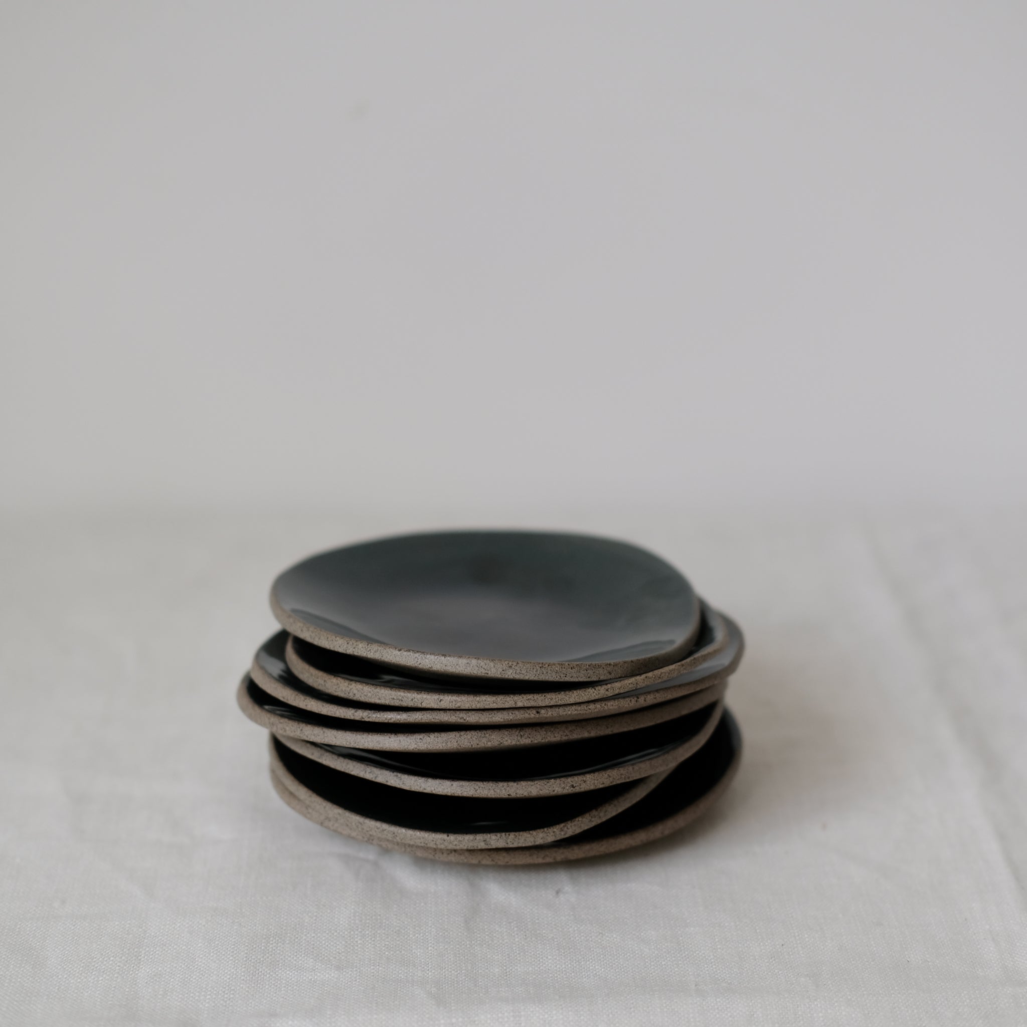 Assiette jade en grès gris L 14cm par Hana Karim chez Brutal Ceramics
