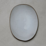 Assiette blanche en grès gris L 25cm par Hana Karim chez Brutal Ceramics