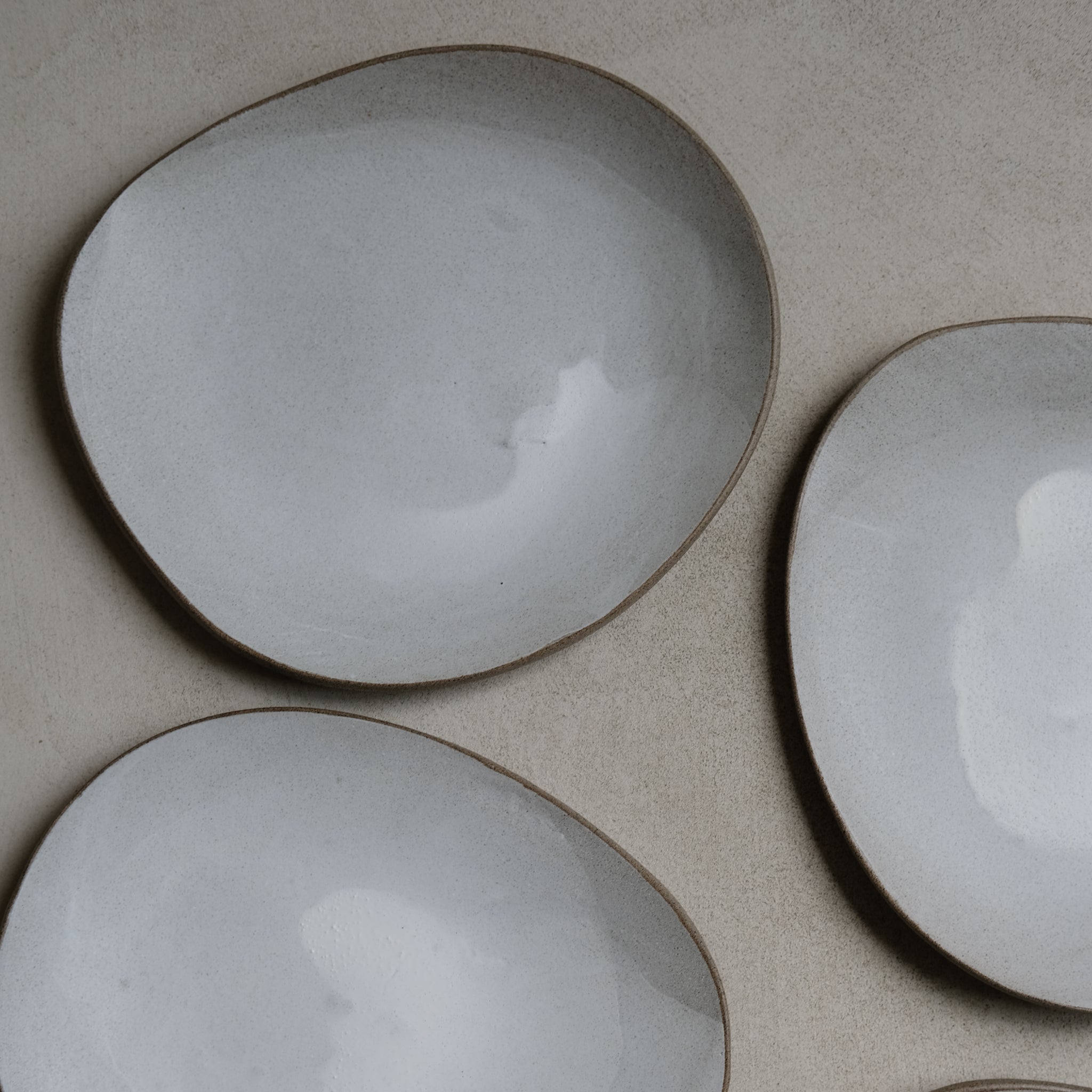 Assiette blanche en grès gris L 25cm par Hana Karim chez Brutal Ceramics