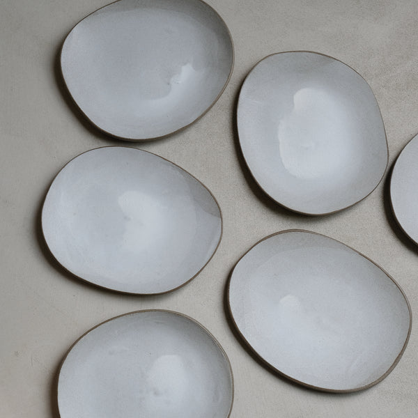 Assiette blanche en grès gris L 25cm par Hana Karim chez Brutal Ceramics
