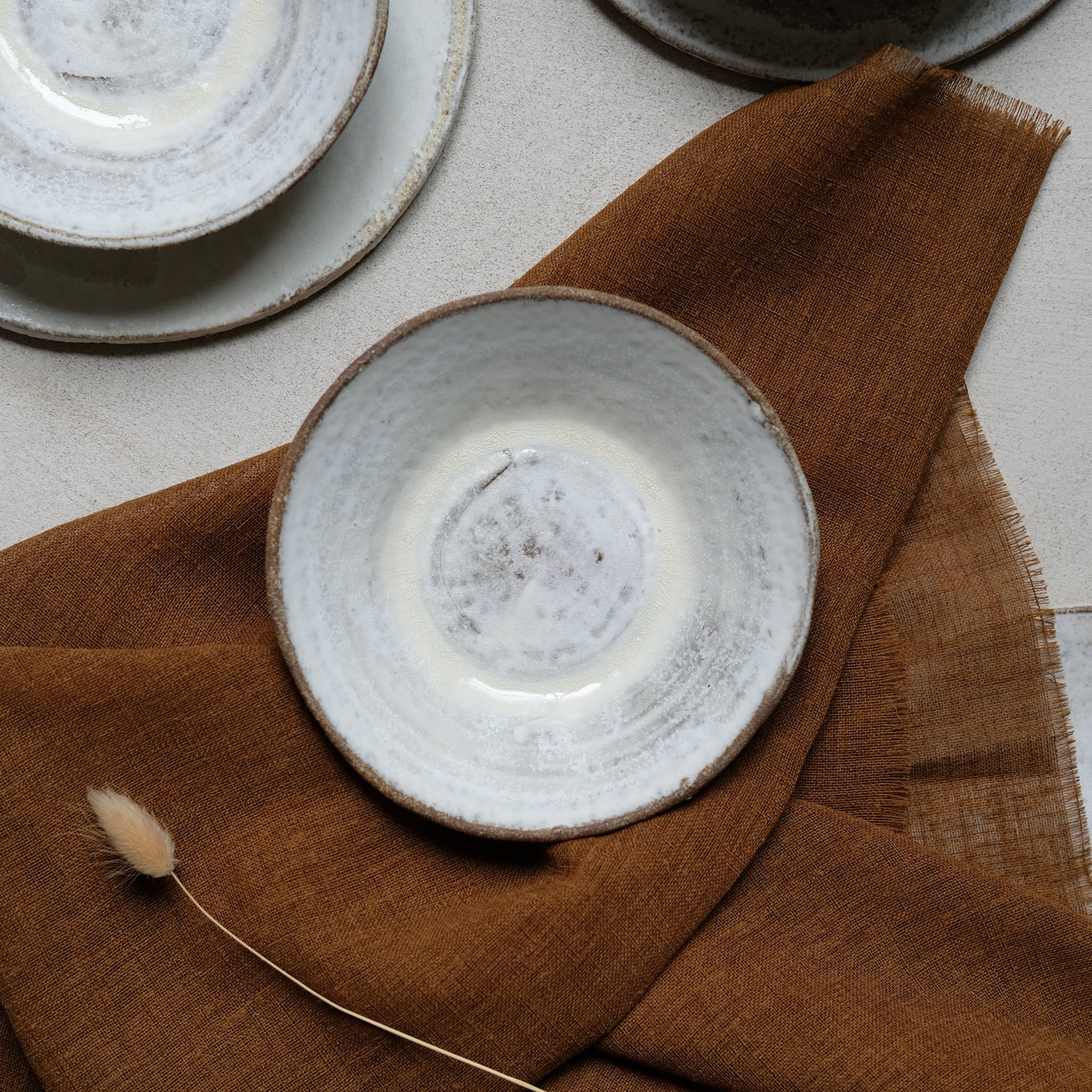 Assiette creuse faconnée par Jerome Hirson chez Brutal ceramics
