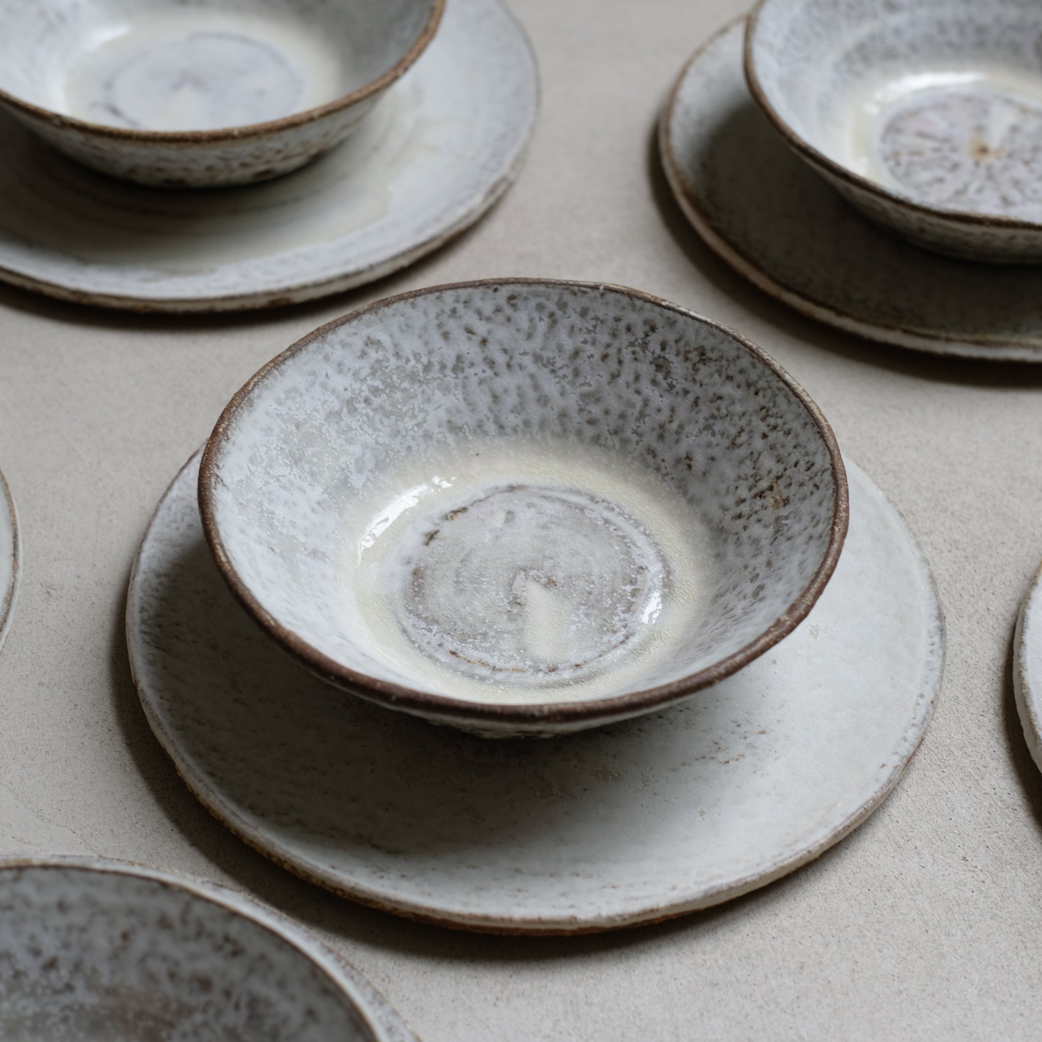 Assiette creuse faconnée par Jerome Hirson chez Brutal ceramics