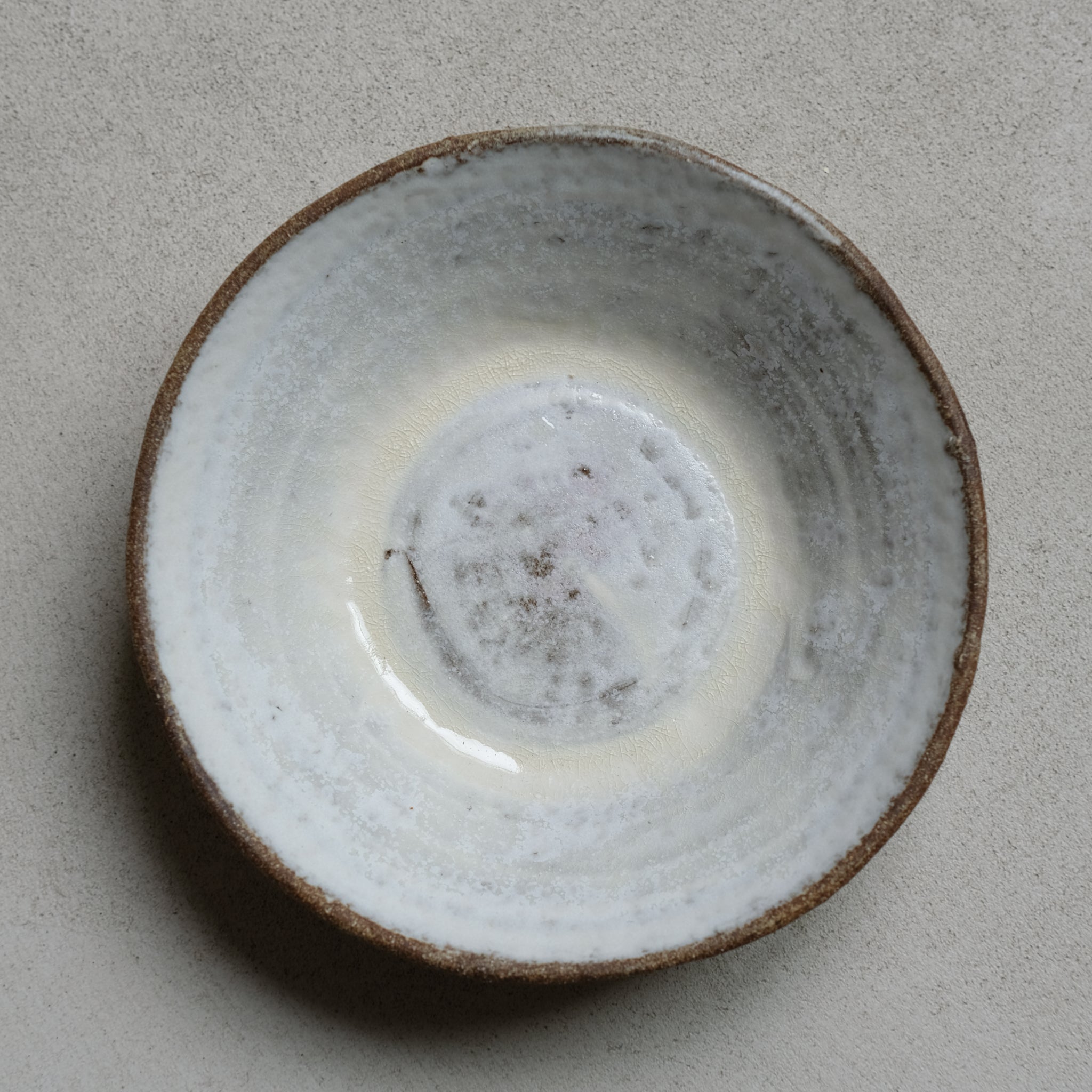 Assiette creuse faconnée par Jerome Hirson chez Brutal ceramics