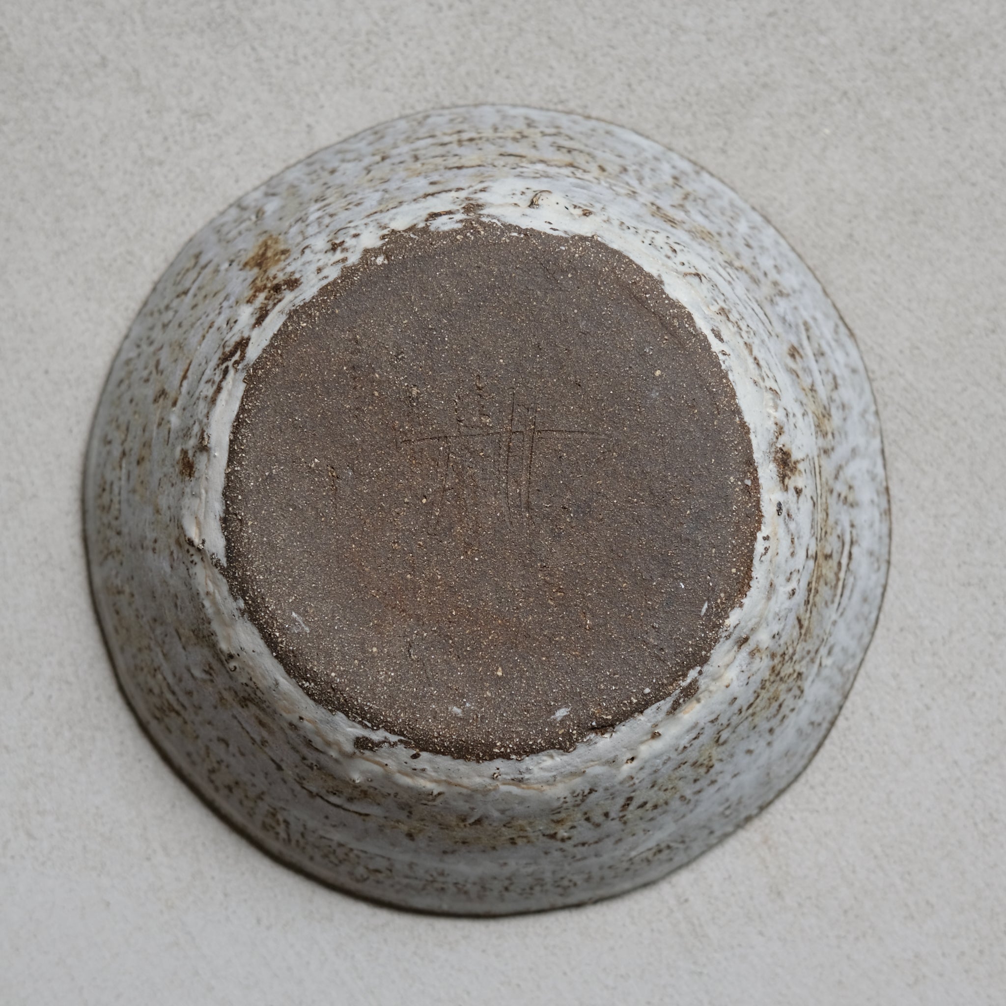 Assiette creuse faconnée par Jerome Hirson chez Brutal ceramics