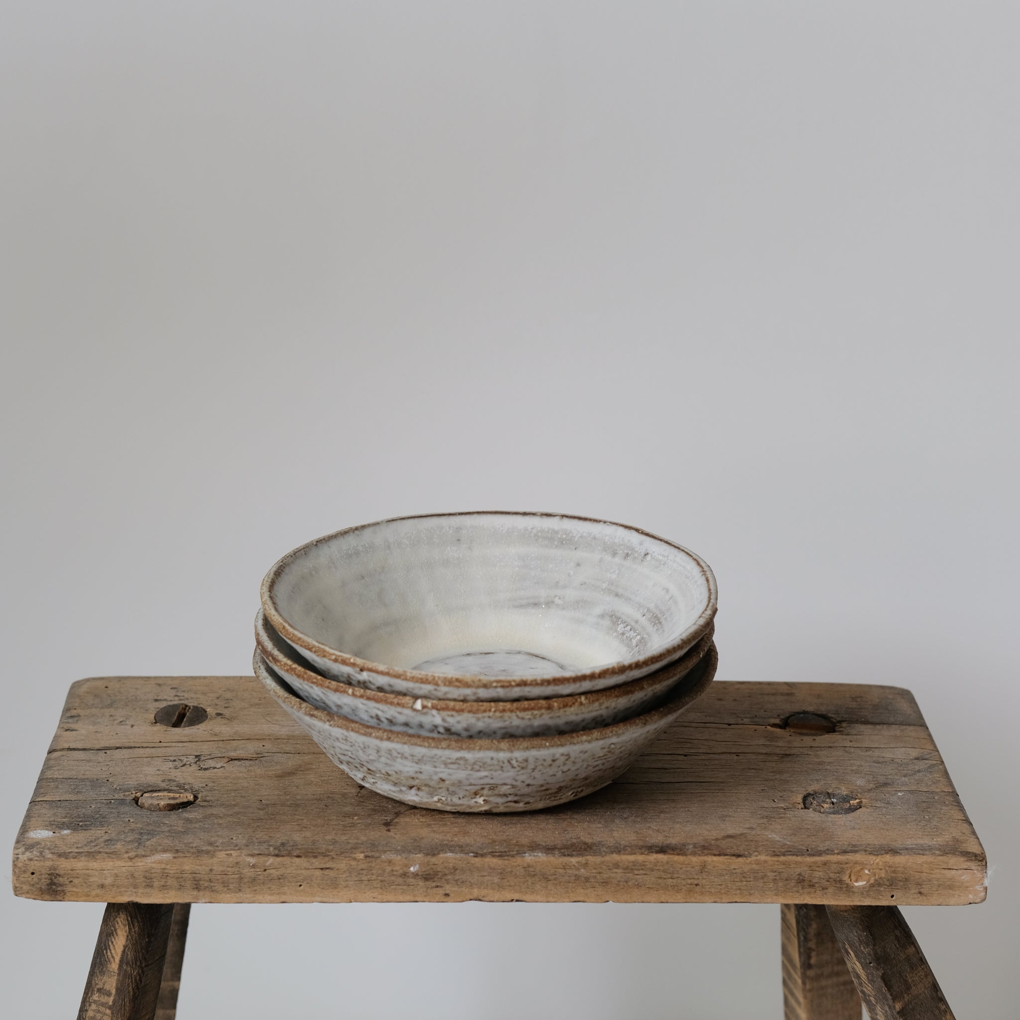 Assiette creuse faconnée par Jerome Hirson chez Brutal ceramics