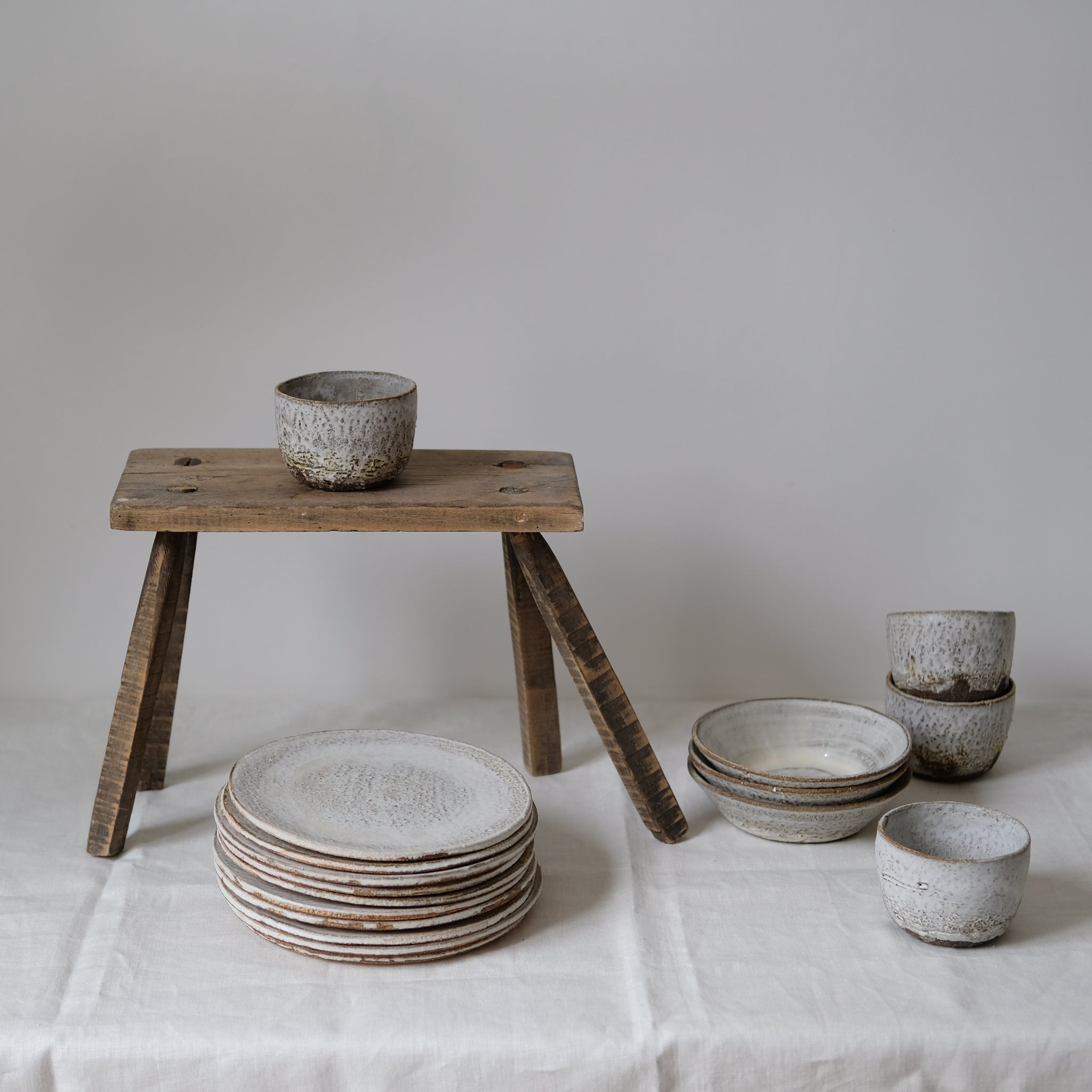 Assiette en grès roux, email blanc faconnée à la main par le céramiste Jérome Hirson pour Brutal Ceramics