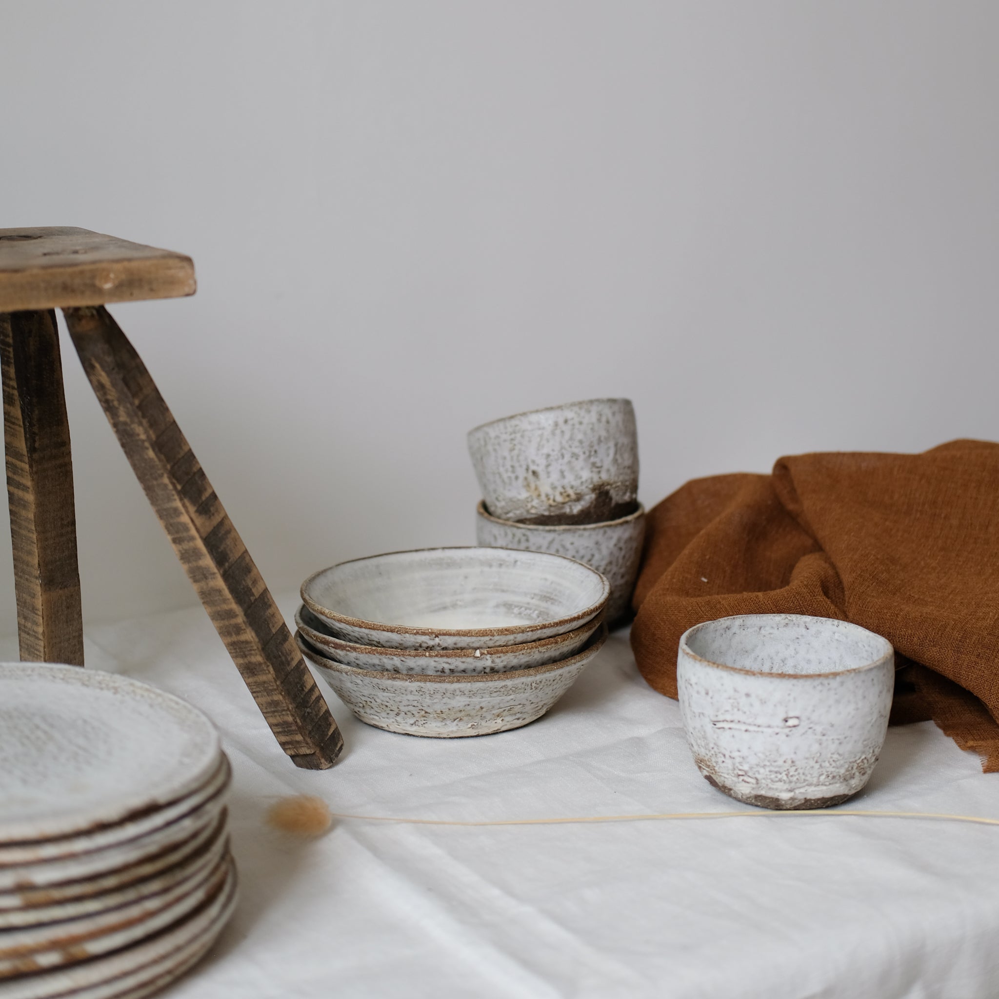 Assiette creuse faconnée par Jerome Hirson chez Brutal ceramics