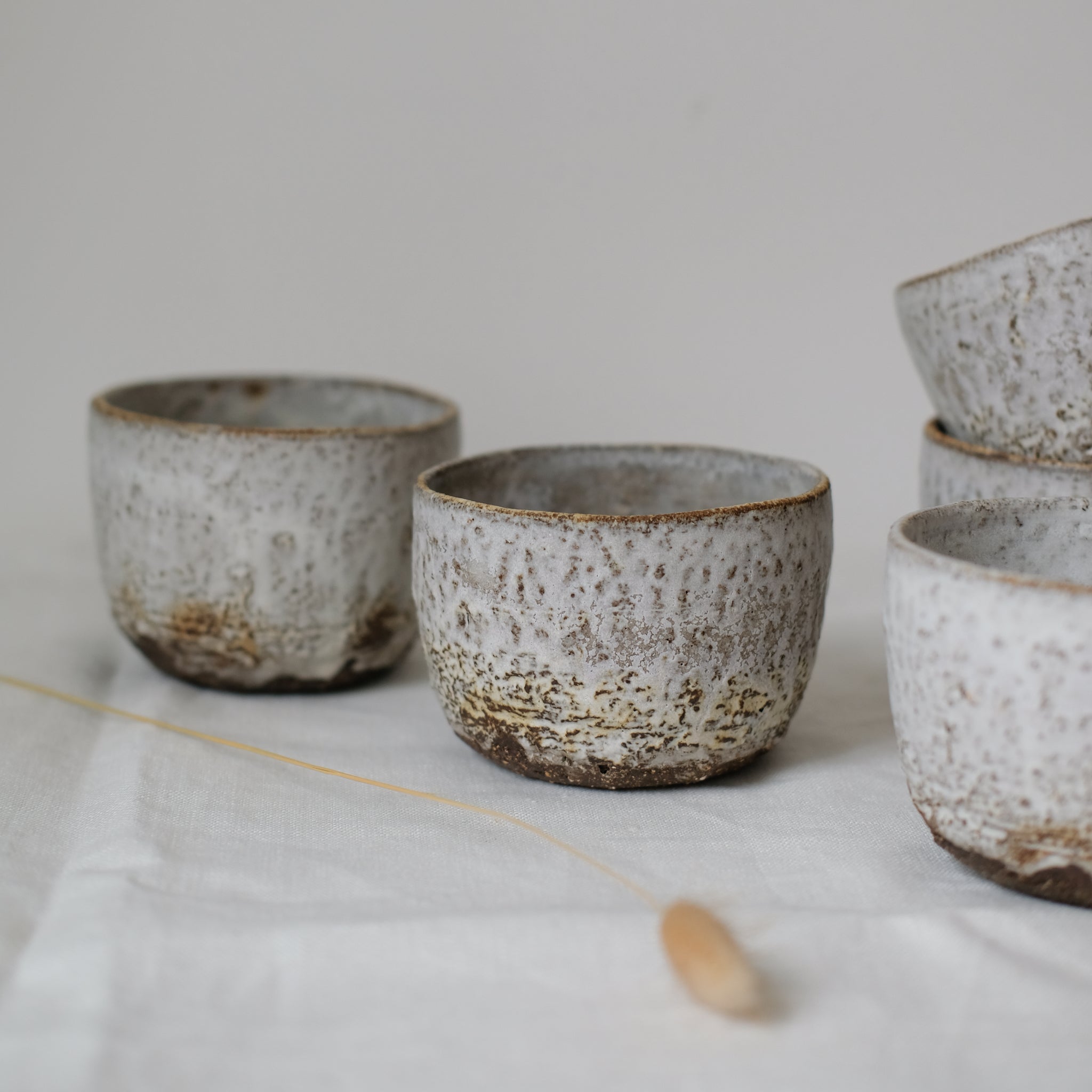 Tasse en grès 300ml par Jérome Hirson chez Brutal Ceramics