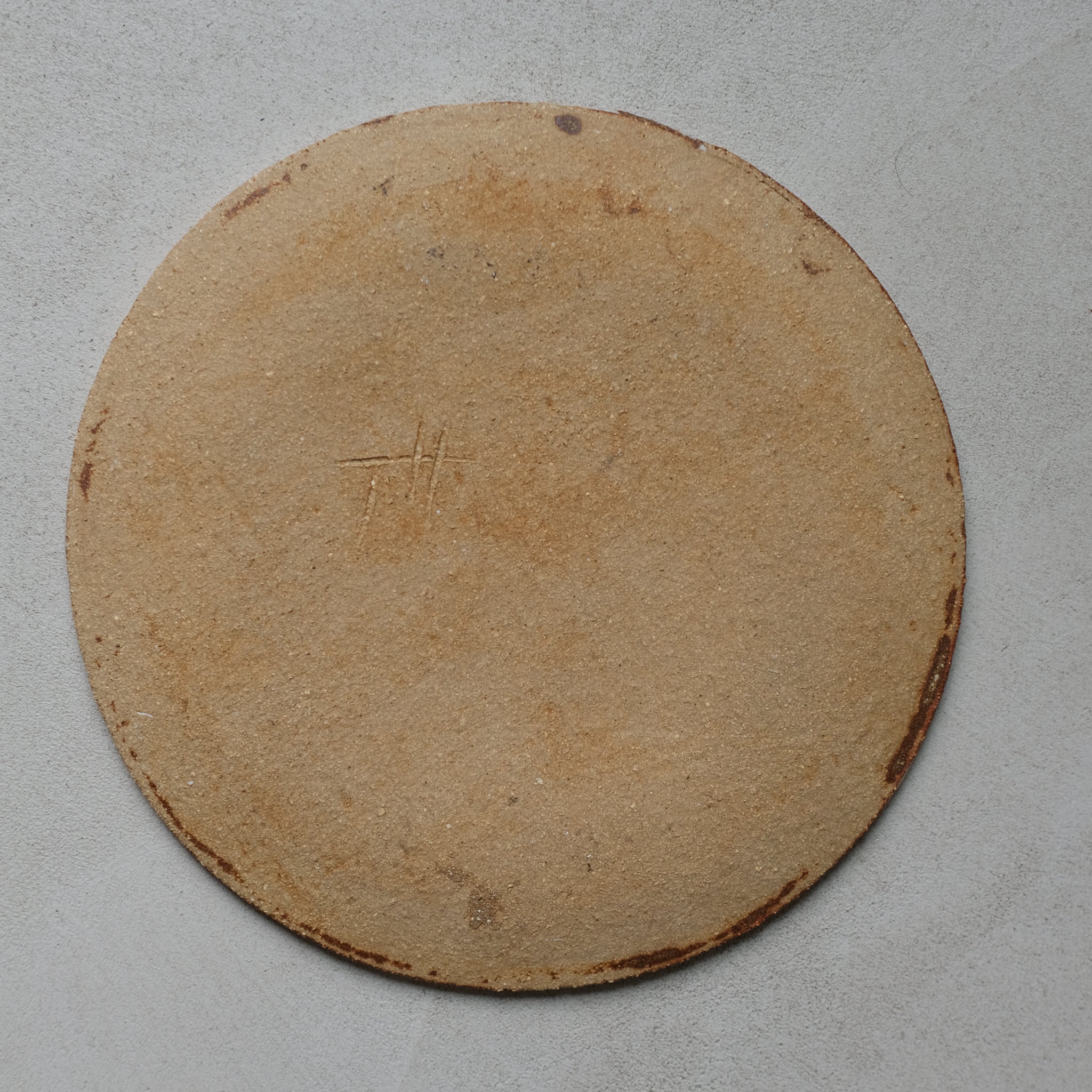Assiette en grès roux, email blanc faconnée à la main par le céramiste Jérome Hirson pour Brutal Ceramics