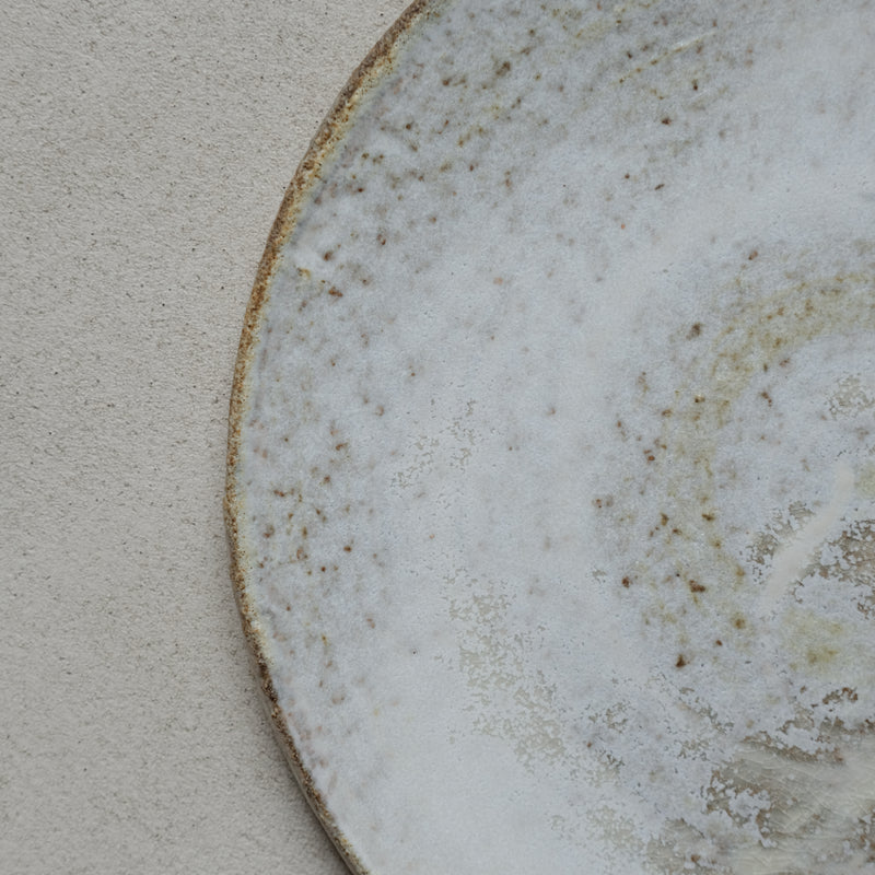 Assiette en grès roux, email blanc faconnée à la main par le céramiste Jérome Hirson pour Brutal Ceramics