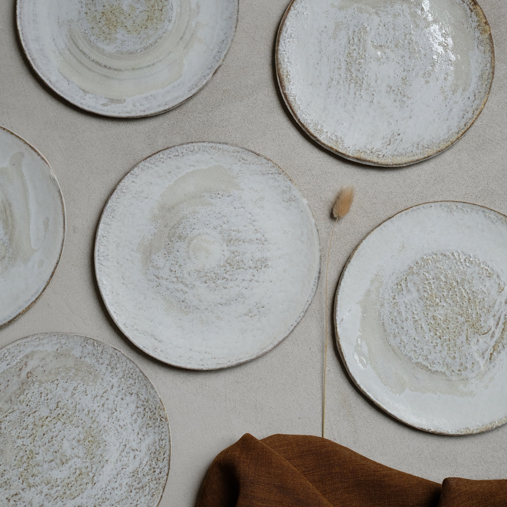 Assiette en grès roux, email blanc faconnée à la main par le céramiste Jérome Hirson pour Brutal Ceramics