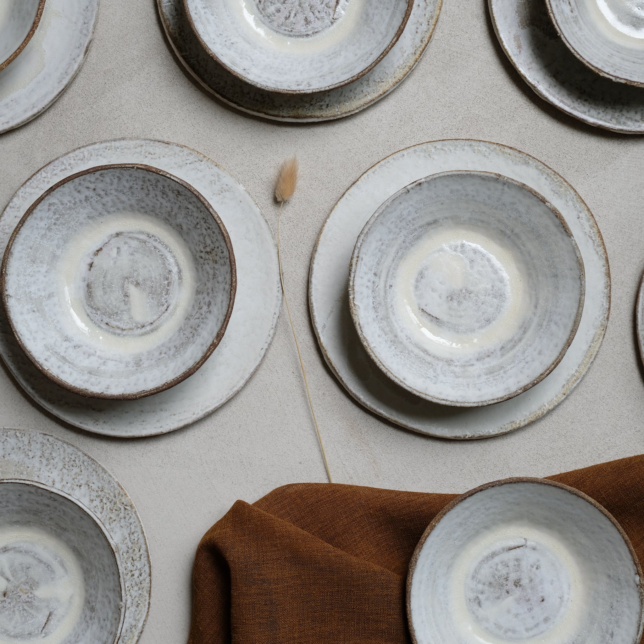 Assiette en grès roux, email blanc faconnée à la main par le céramiste Jérome Hirson pour Brutal Ceramics