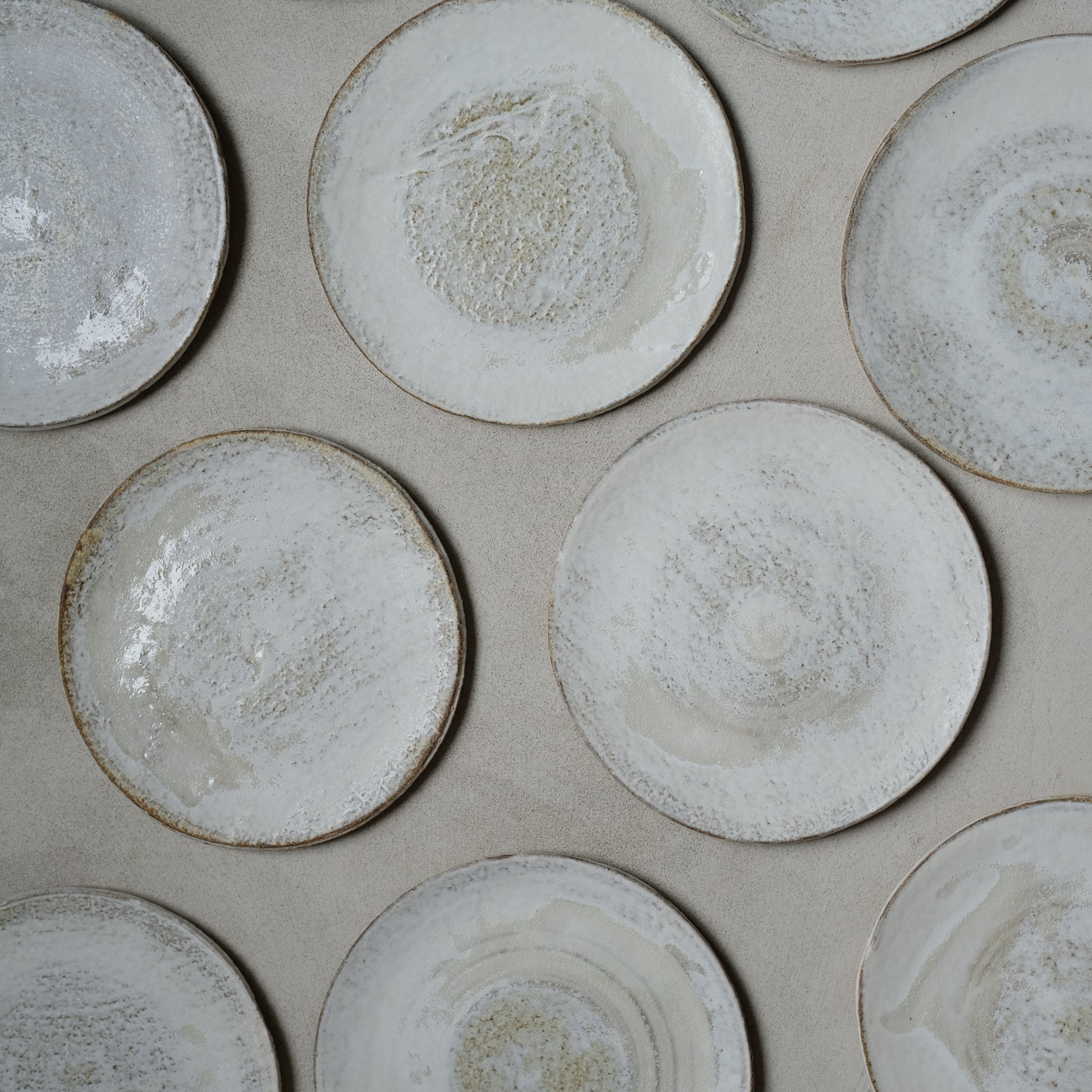 Assiette en grès roux, email blanc faconnée à la main par le céramiste Jérome Hirson pour Brutal Ceramics