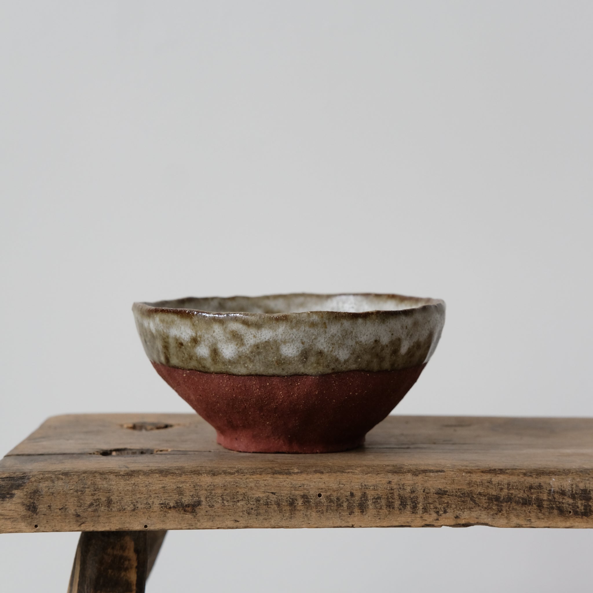 Petit bol pincé en grè rouge gris de Judith Lasry chez Brutal 
