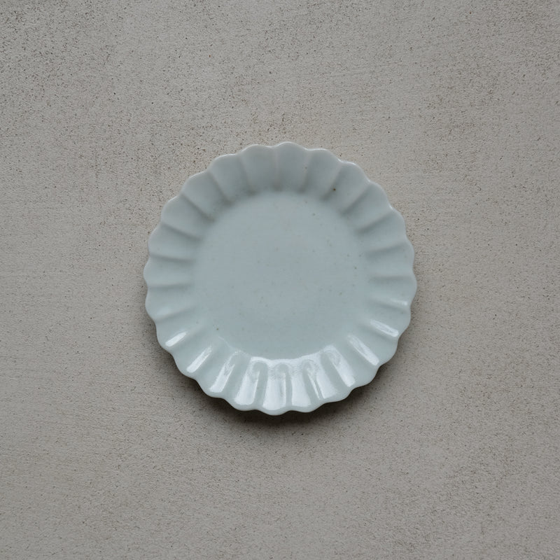 Assiette en porcelaine D 11cm Chrysanthème par Kihara chez Brutal Ceramics