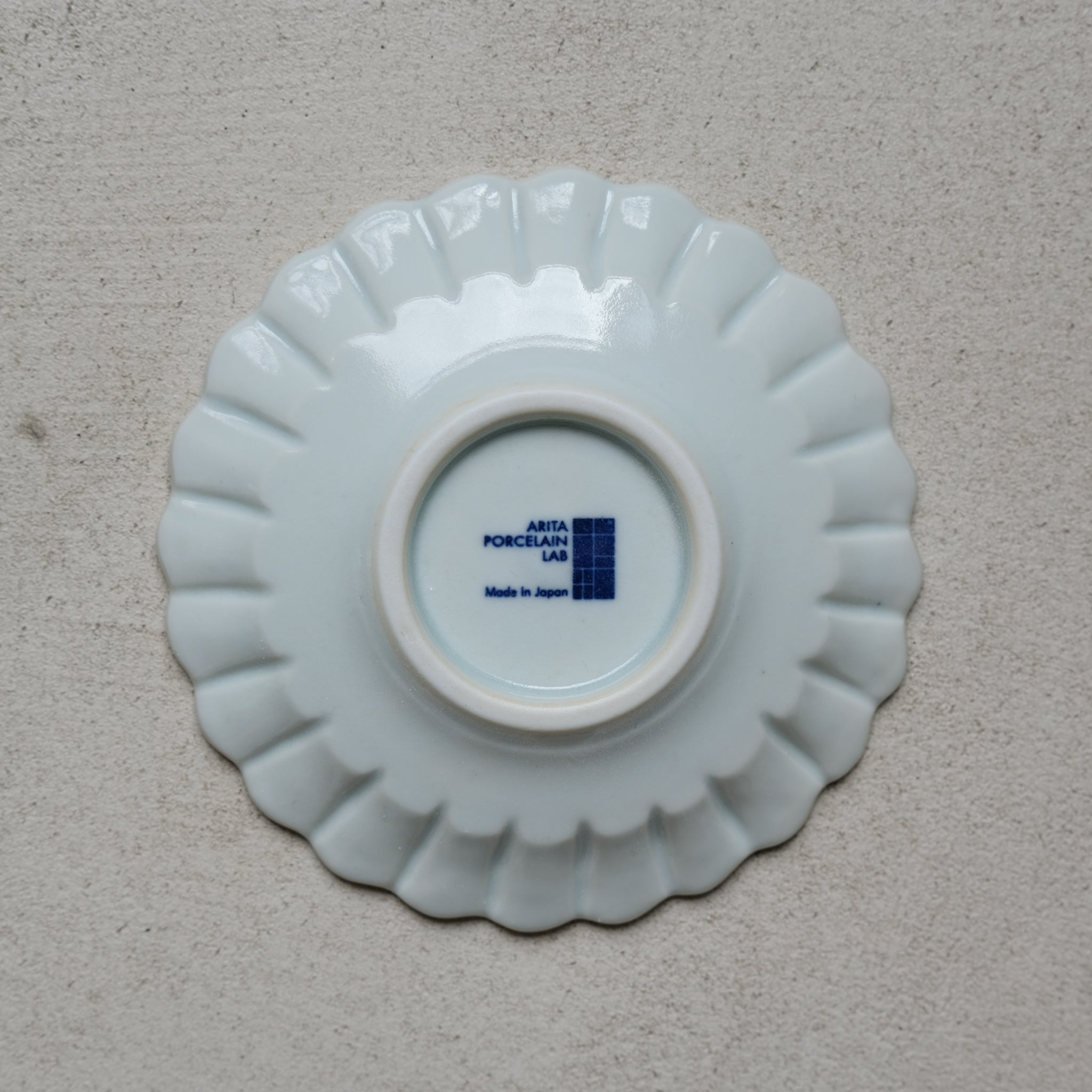 Assiette peinte à la main 'lignes" D 11cm Chrysanthème par Kihara chez Brutal Ceramics