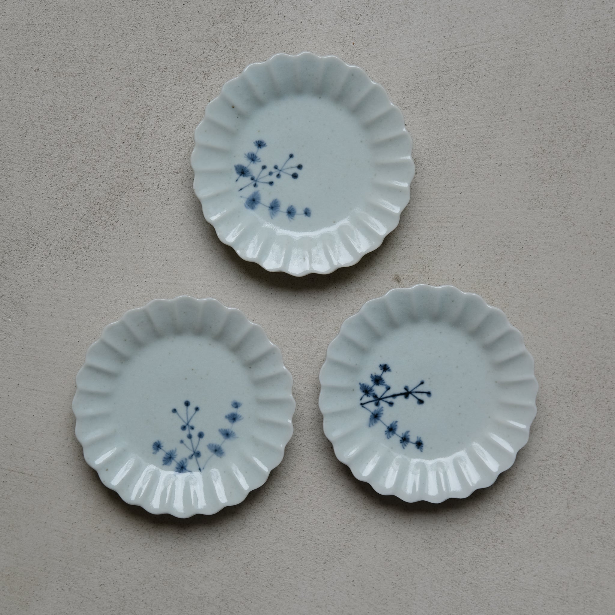 Assiette peinte à la main 'branches" D 11cm Chrysanthème par Kihara chez Brutal Ceramics