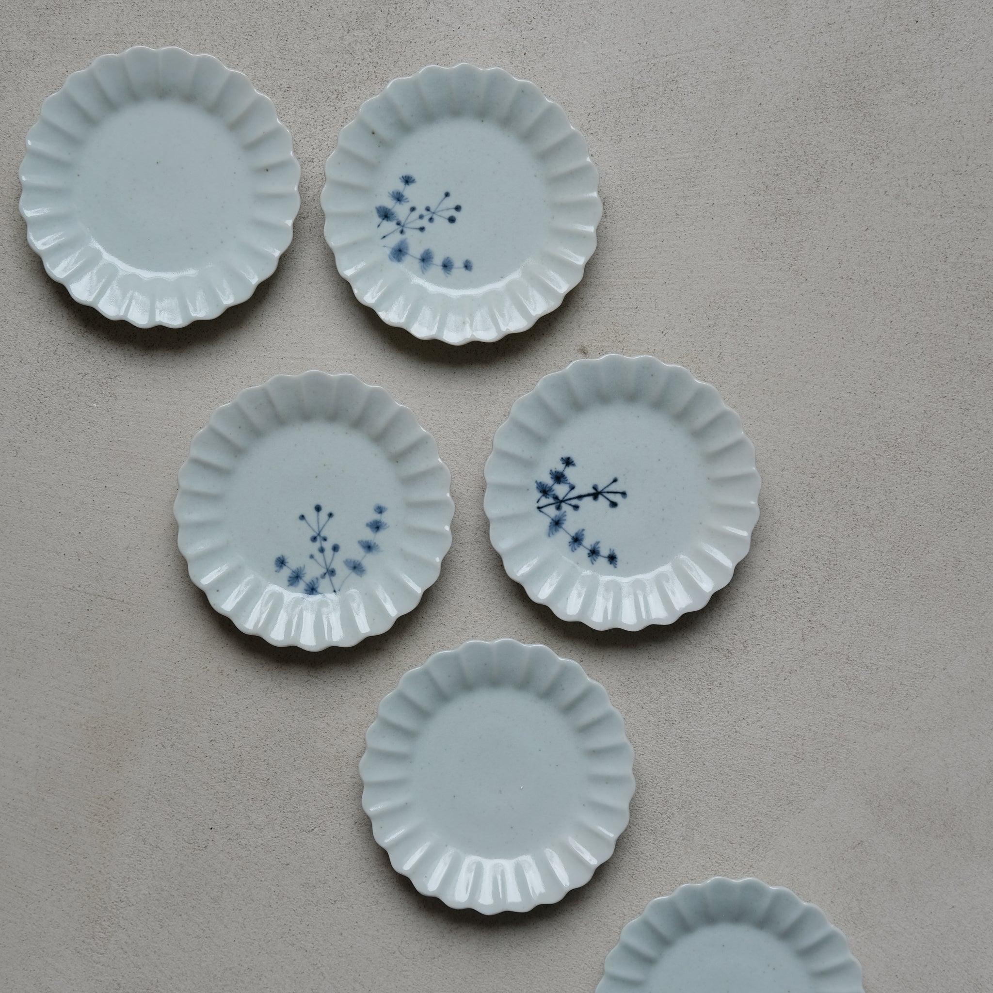 Assiette en porcelaine D 11cm Chrysanthème par Kihara chez Brutal Ceramics