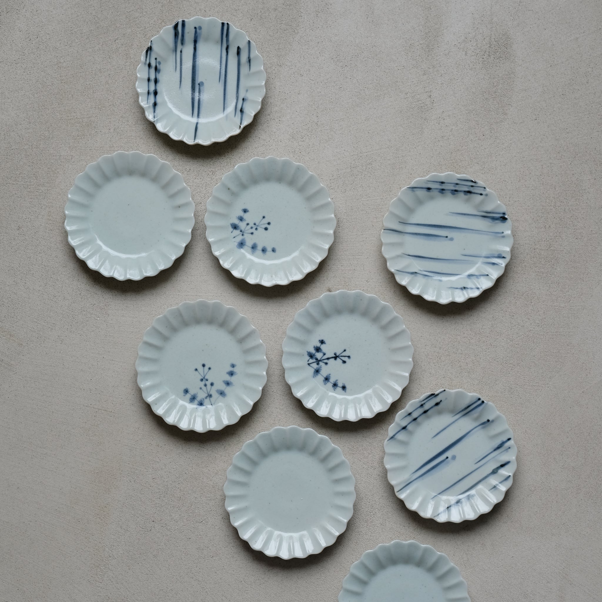 Assiette peinte à la main 'lignes" D 11cm Chrysanthème par Kihara chez Brutal Ceramics