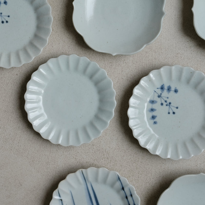 Assiette en porcelaine D 11cm Chrysanthème par Kihara chez Brutal Ceramics