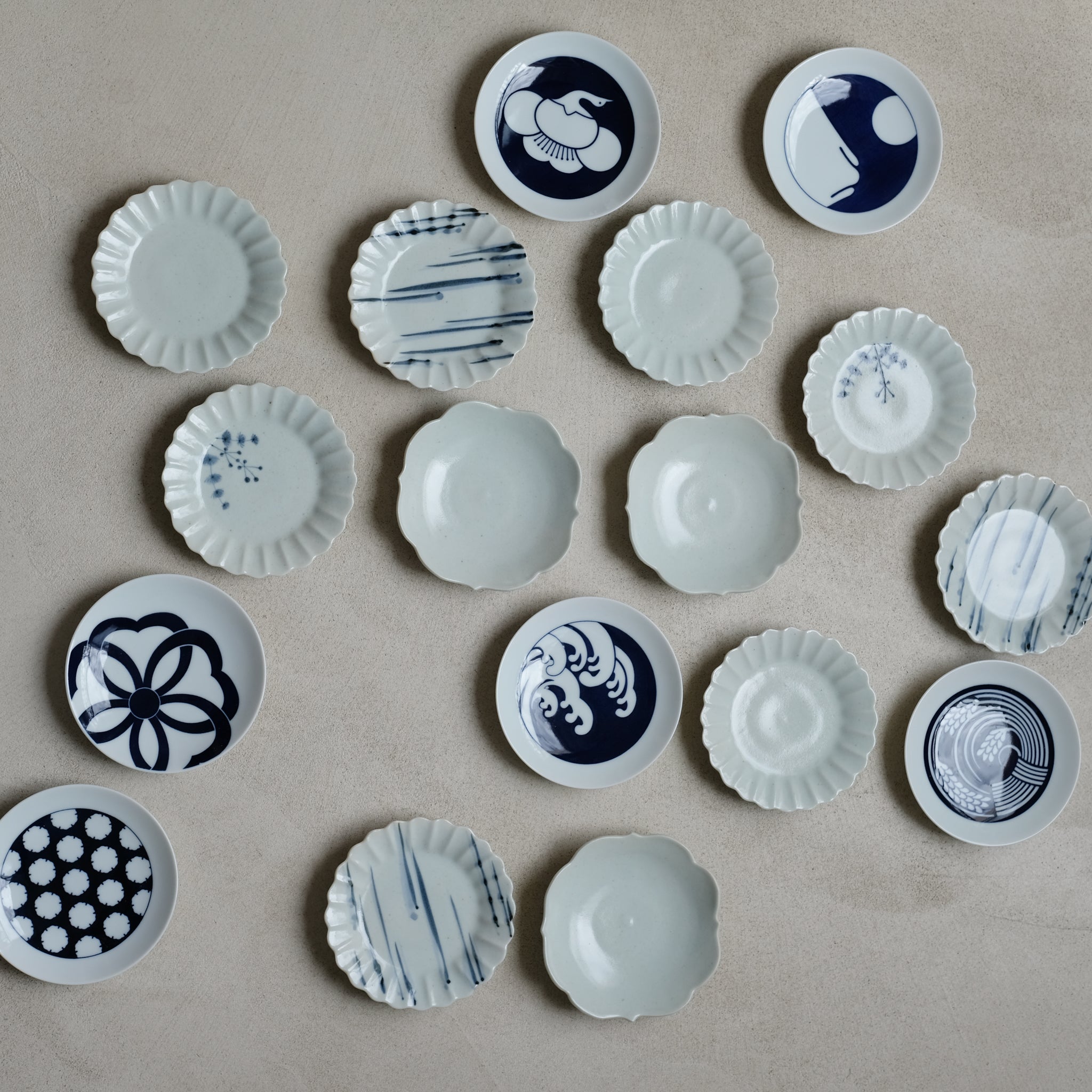 Assiette en porcelaine octogonale D 11cm  par Kihara chez Brutal Ceramics