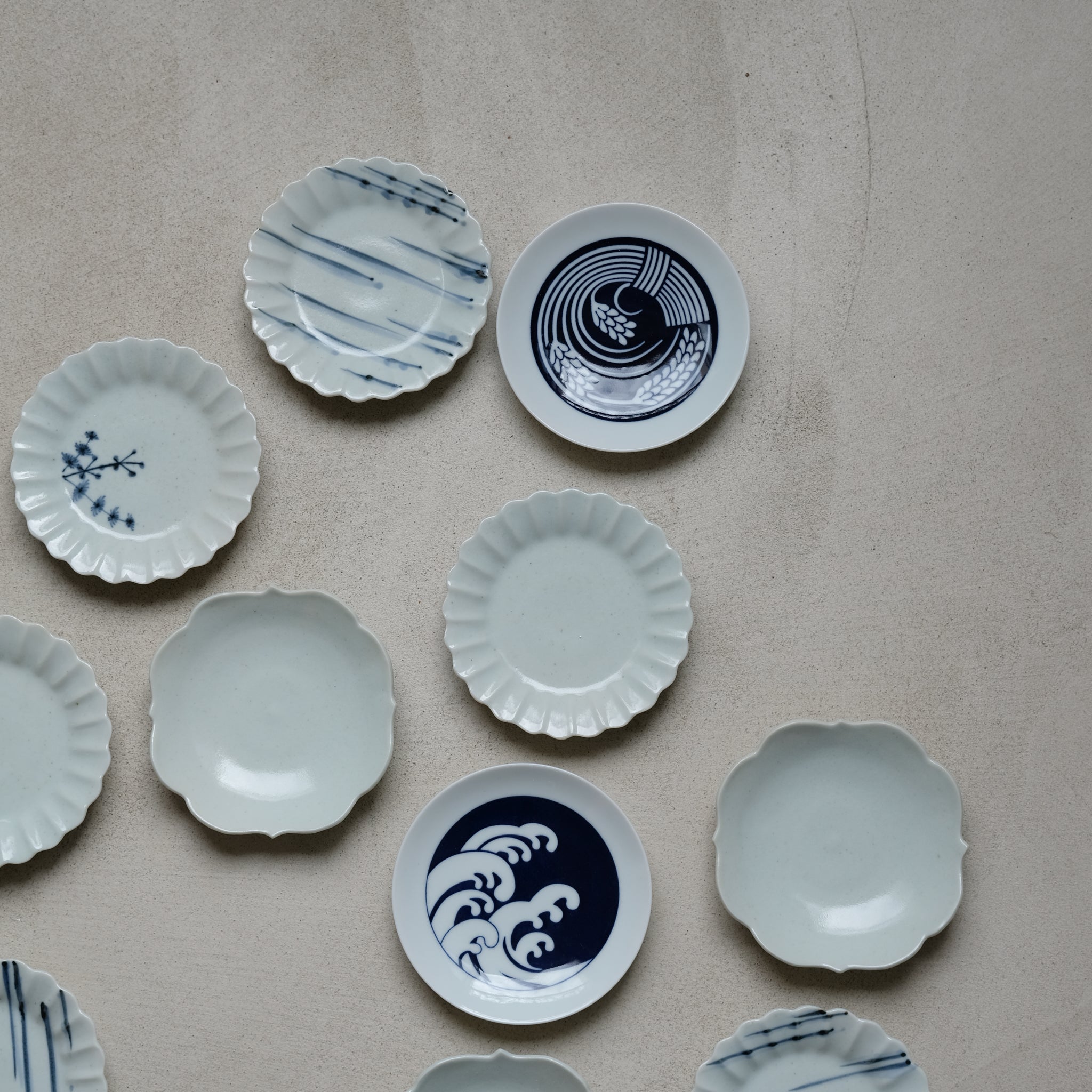Petite assiette "vague"du fabricant japonais Kihara chez Brutal 