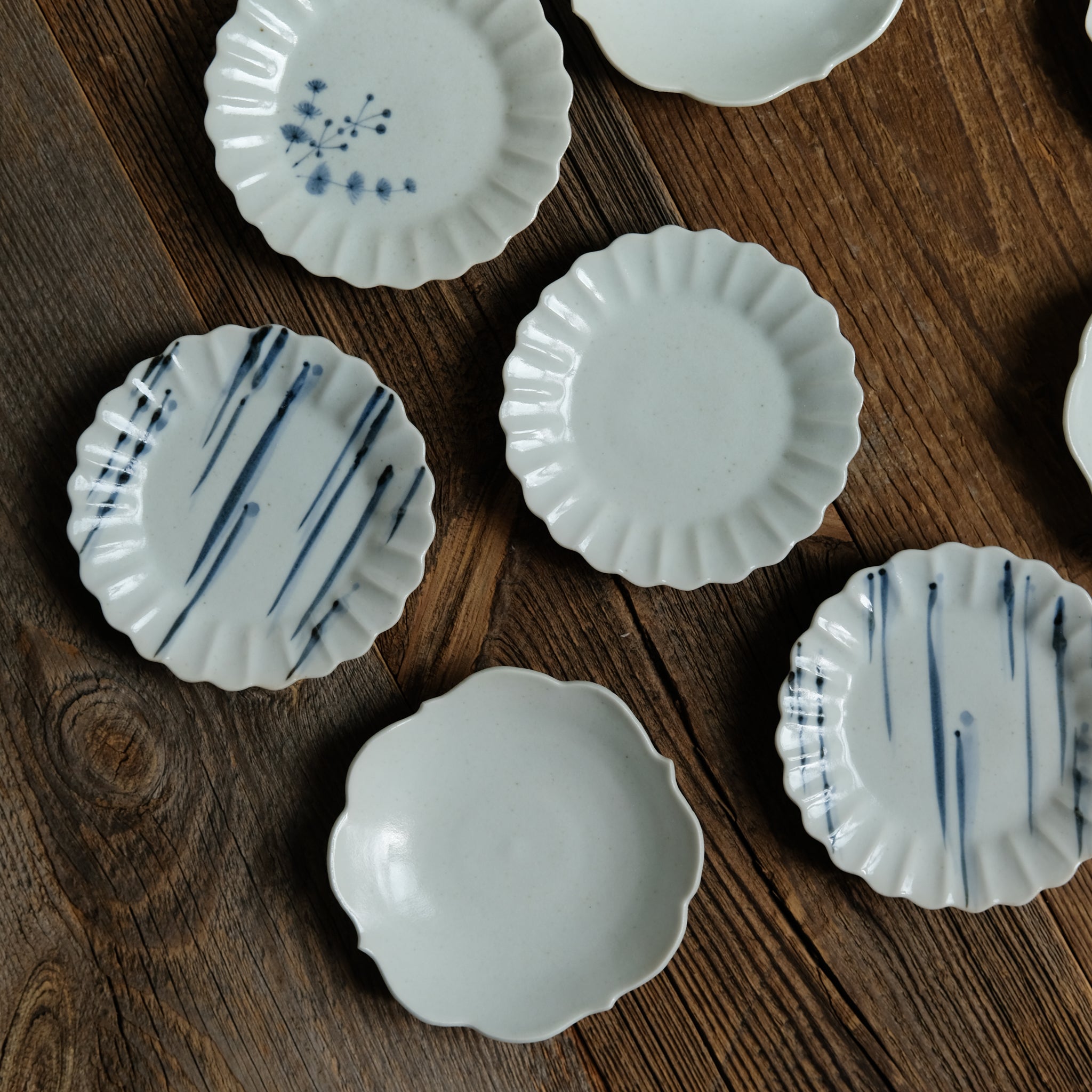 Assiette peinte à la main 'lignes" D 11cm Chrysanthème par Kihara chez Brutal Ceramics