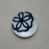 Petite assiette en porcelaine japonaise Kihara avec le motif cerisiers en fleurs sur Brutal Ceramics