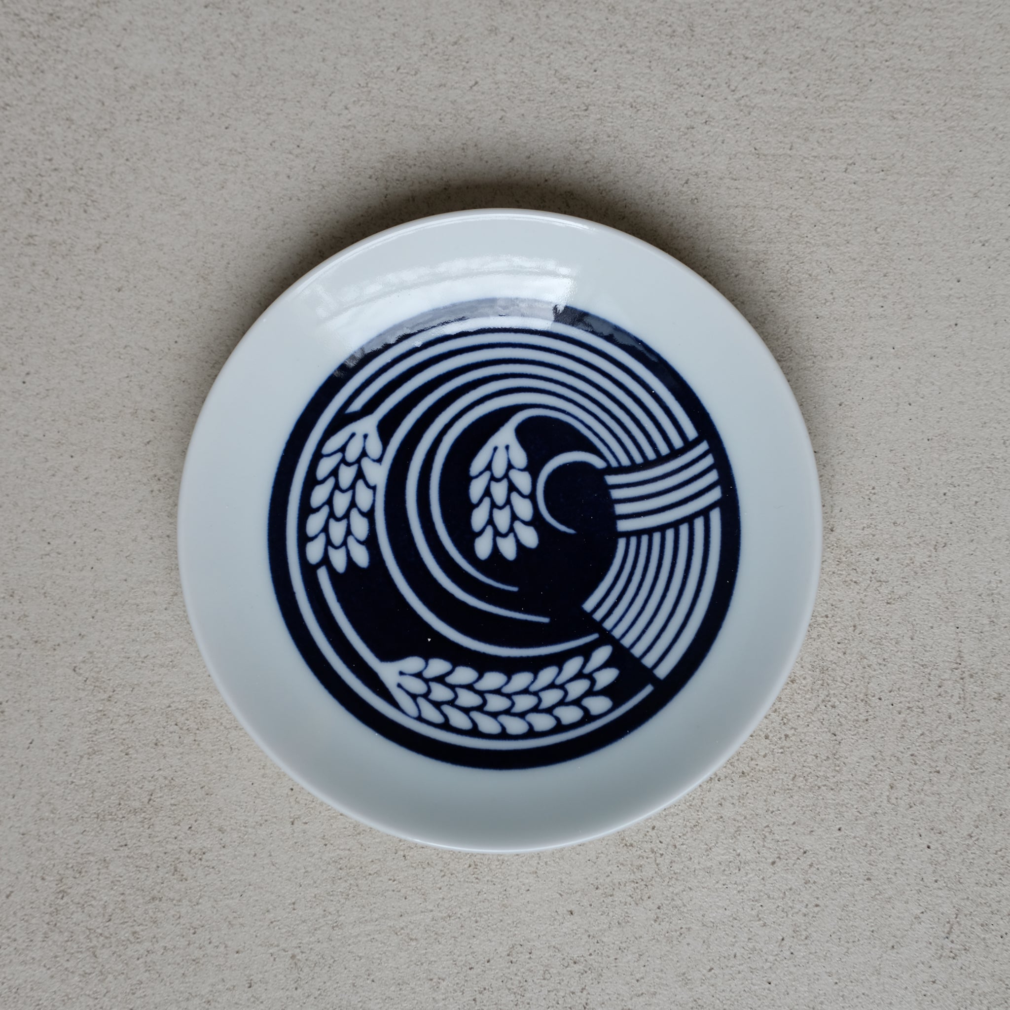 Petite assiette "riz"du fabricant japonais Kihara chez Brutal Ceramics